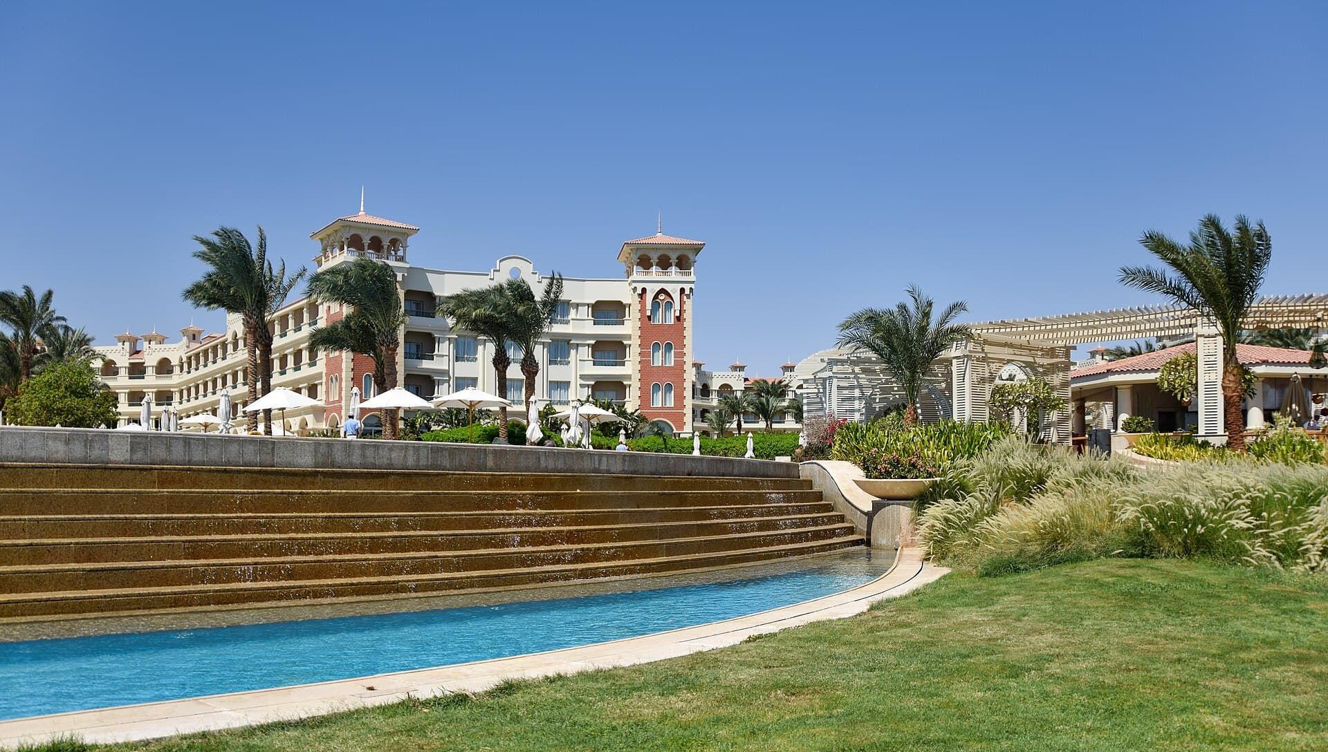 Baron Palace Sahl Hasheesh (via Wikimedia Commons, CC BY 4.0)