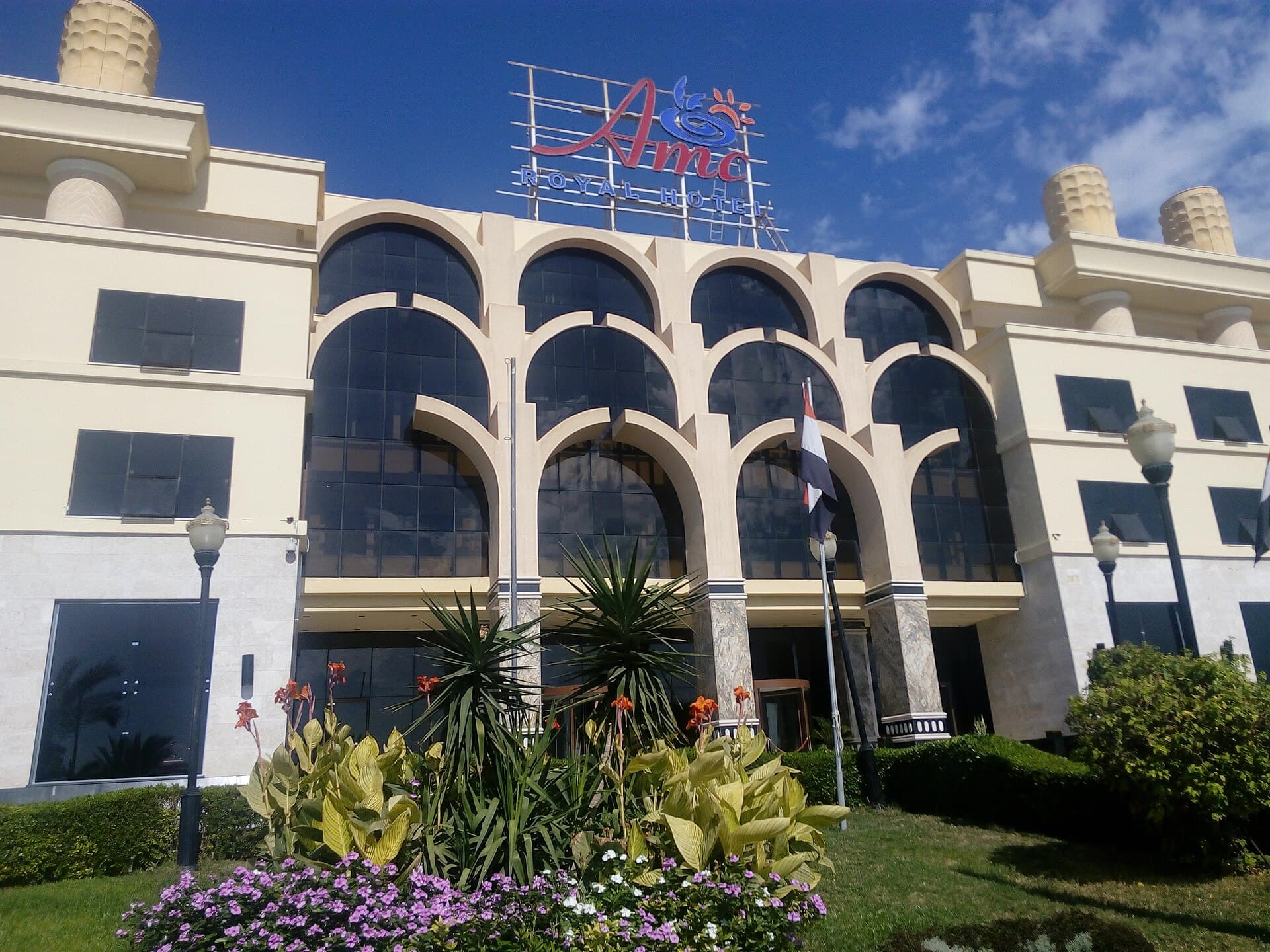 AMC Royal Hotel & Spa (via Wikimedia Commons, CC BY 3.0)