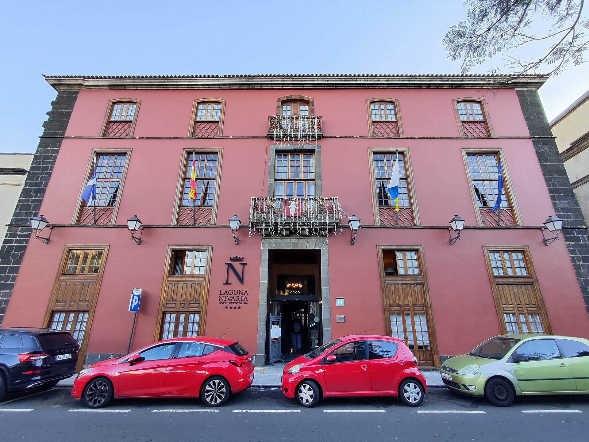 Hotel Laguna Nivaria (via Wikimedia Commons, CC BY-SA 4.0)