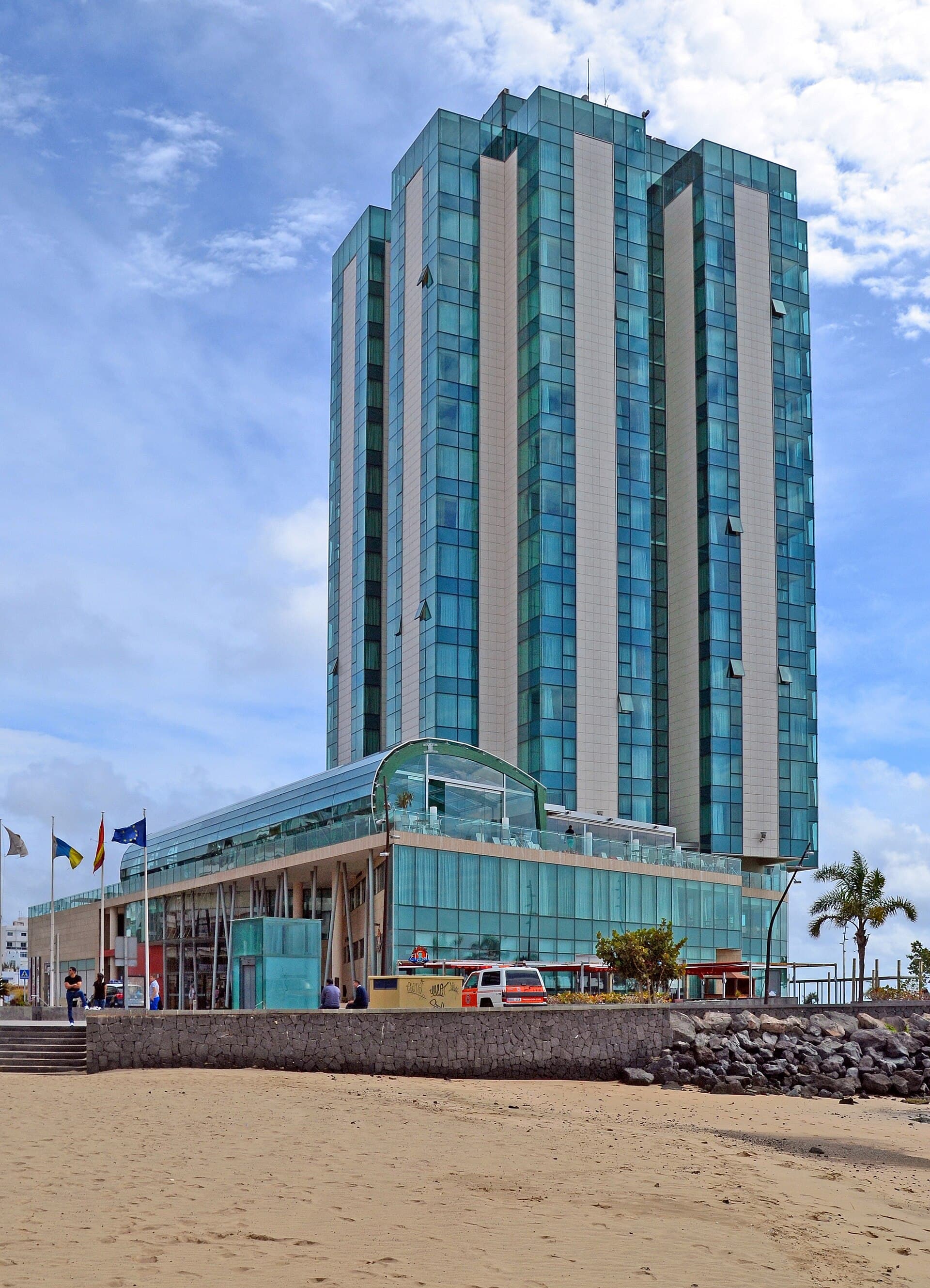 Arrecife Gran Hotel (via Wikimedia Commons, CC0)