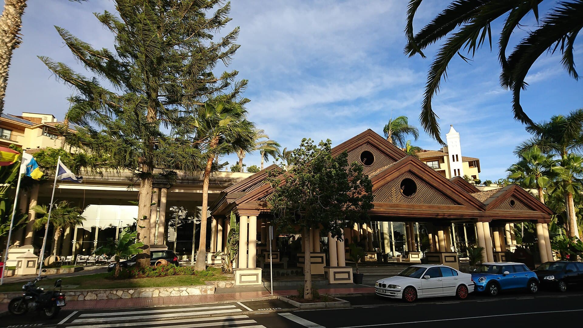 Costa Adeje Gran Hotel (via Wikimedia Commons, CC BY-SA 4.0)