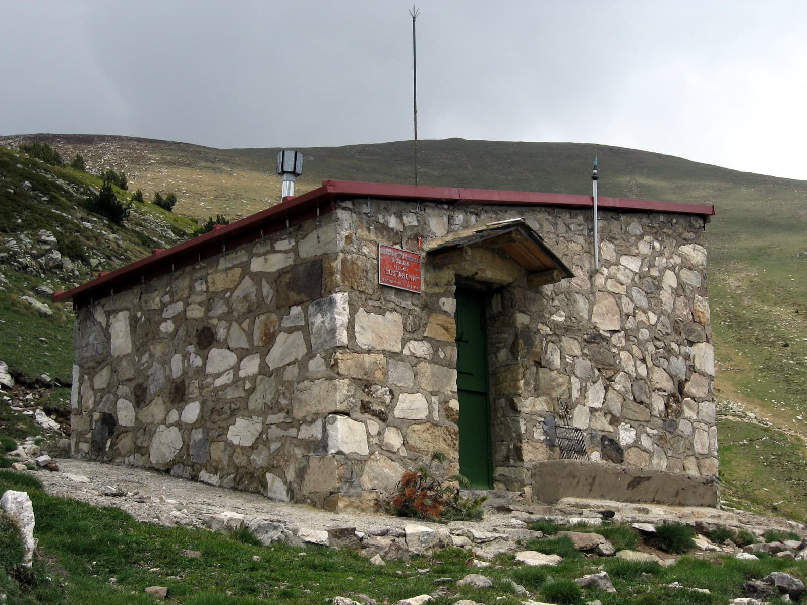 Refugi Costabona (via Wikimedia Commons, CC BY-SA 3.0)
