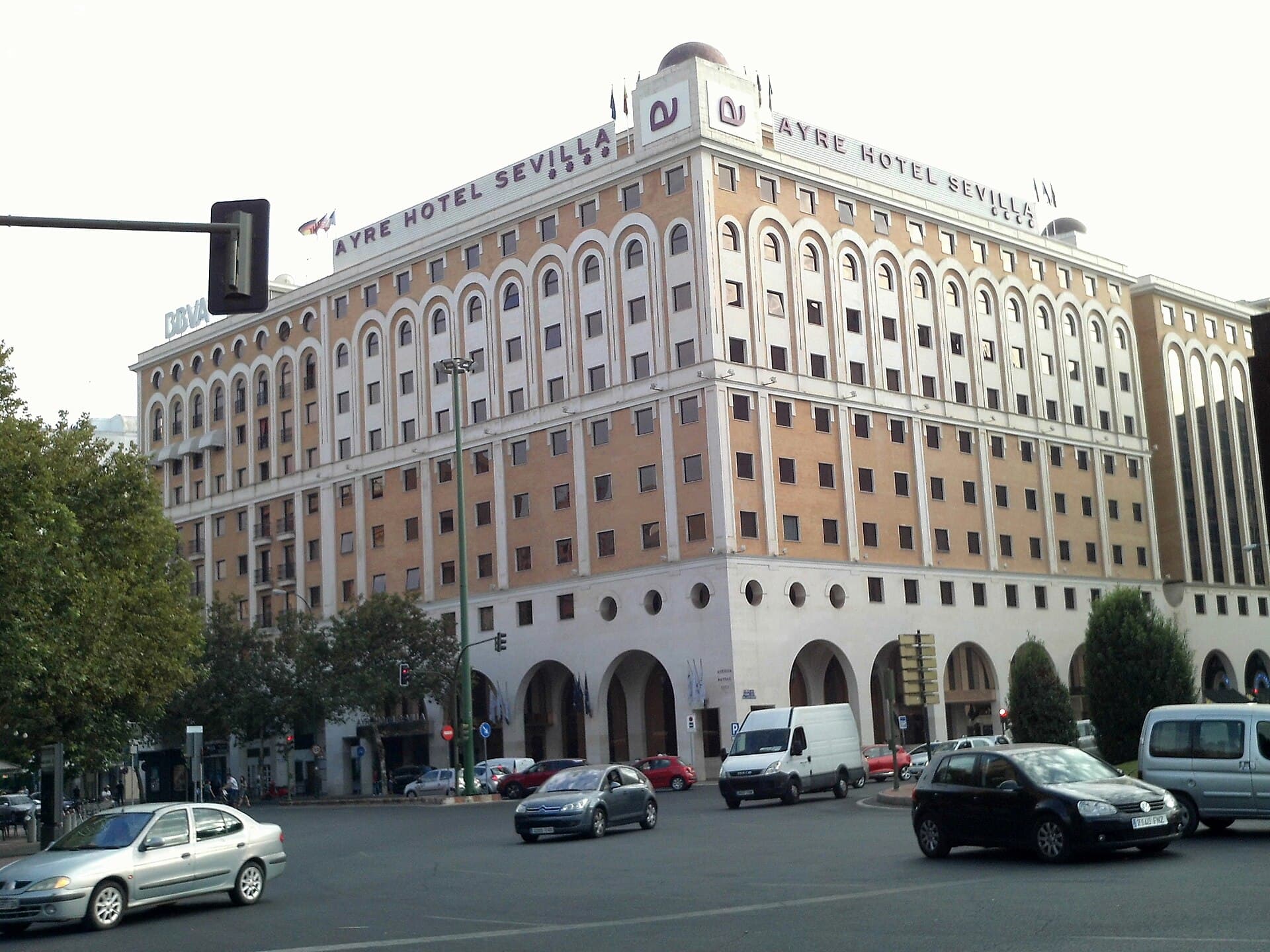 Hotel Ayre Sevilla (via Wikimedia Commons, CC BY-SA 4.0)