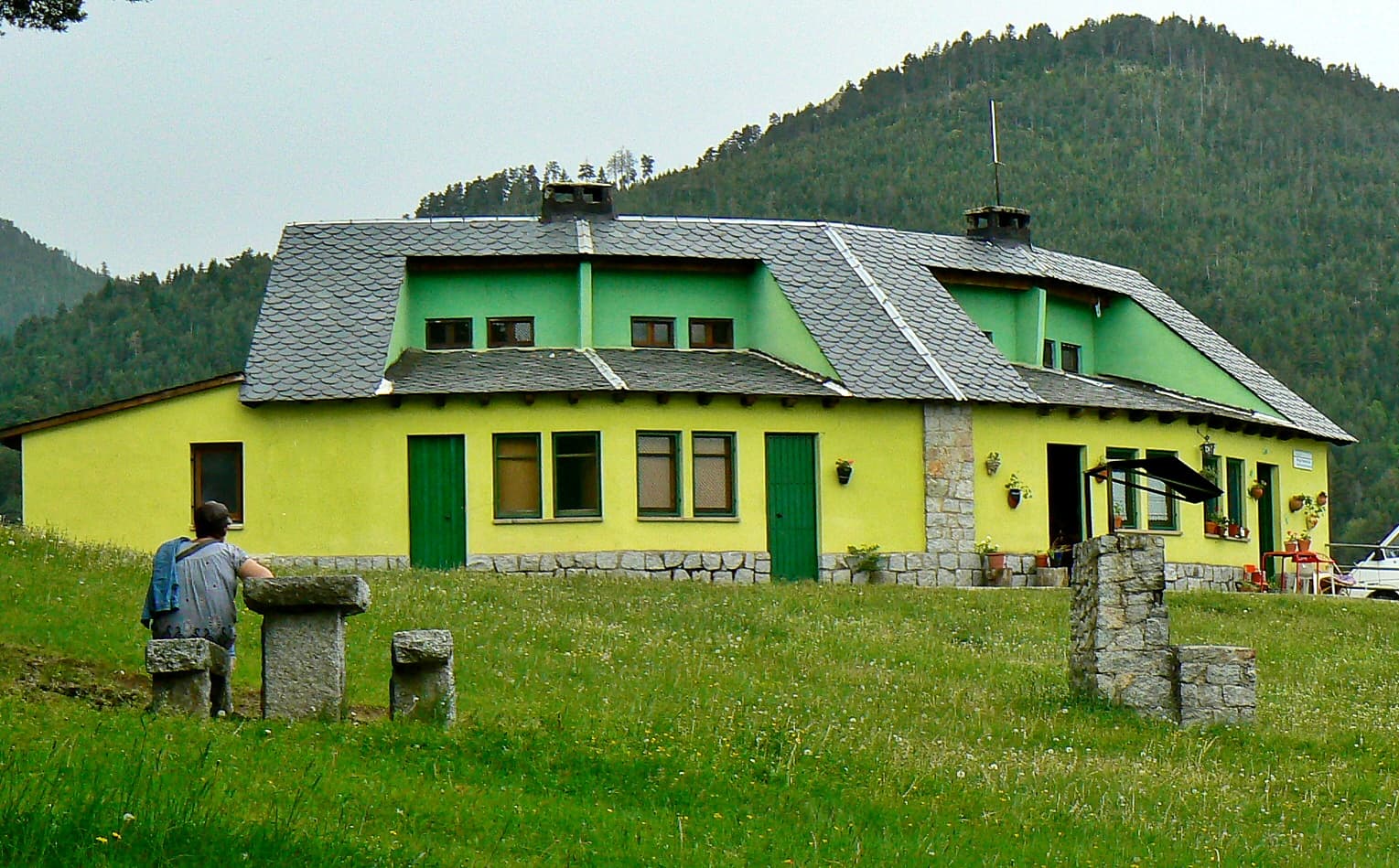 Refugi del Serrat de les Esposes (via Wikimedia Commons, CC BY-SA 3.0)