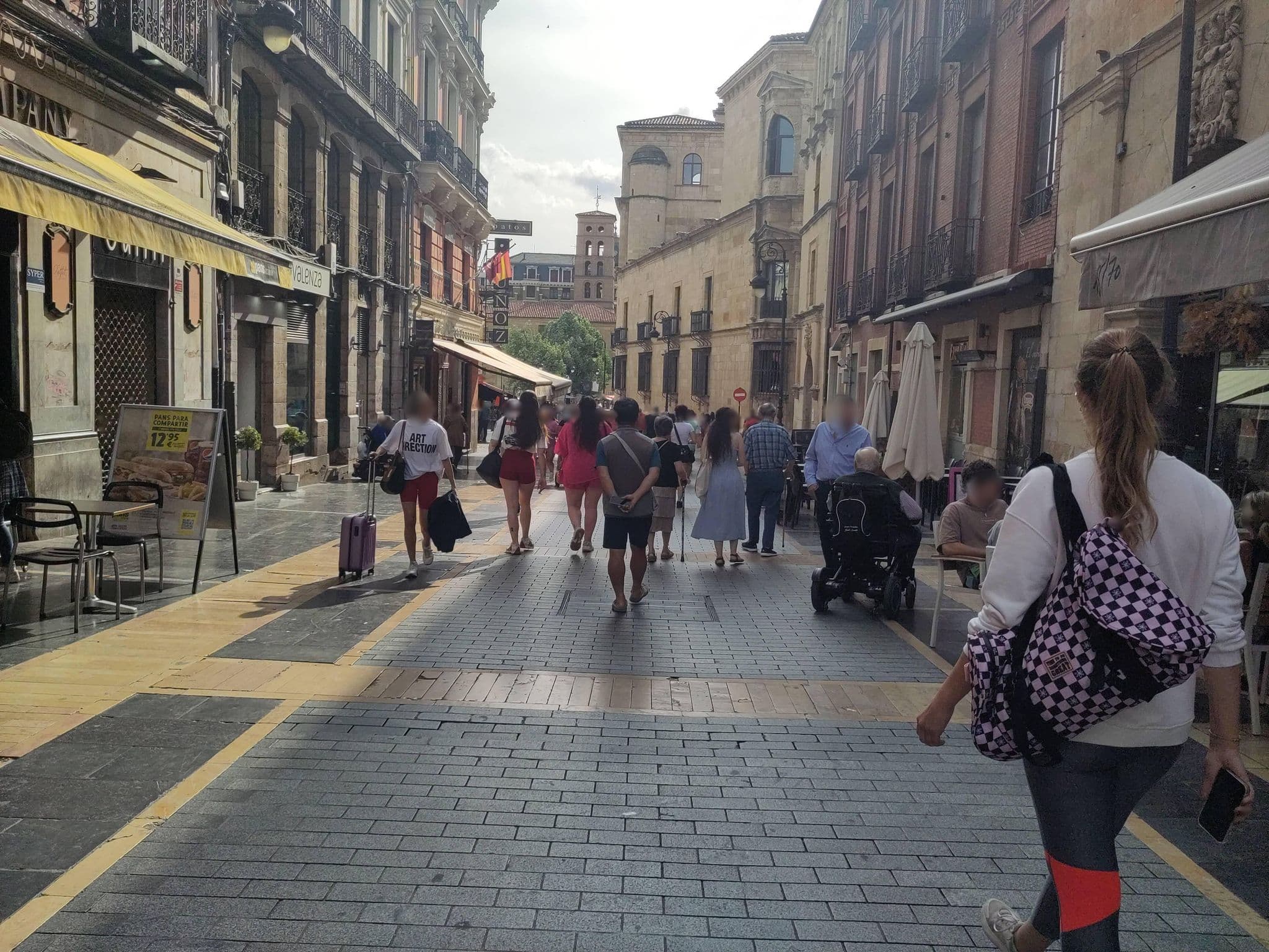Street view near Hotel París, León — © marcuscalabresus (CC BY-SA · Mapillary)