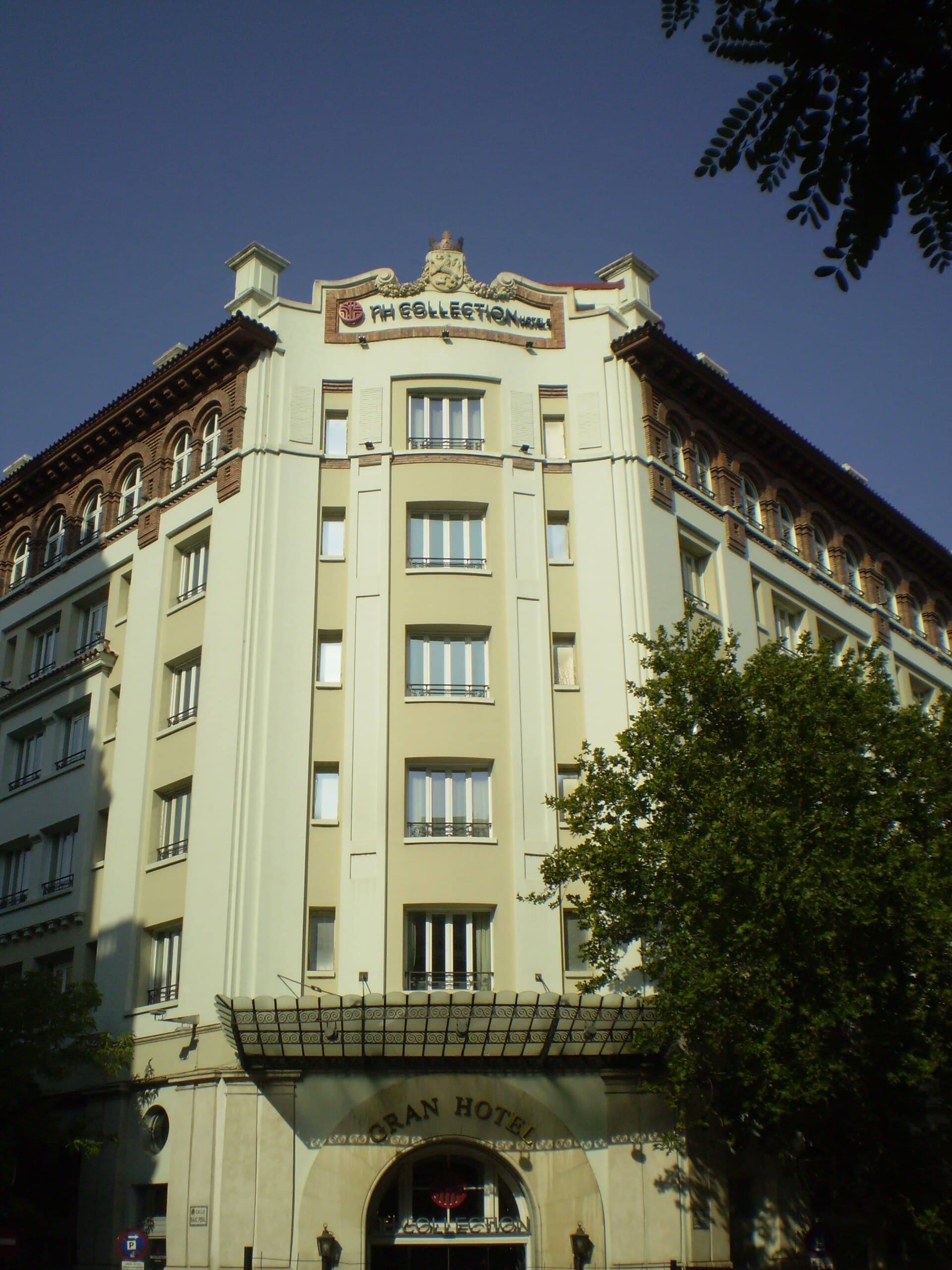 NH Collection Gran Hotel (via Wikimedia Commons, CC0)