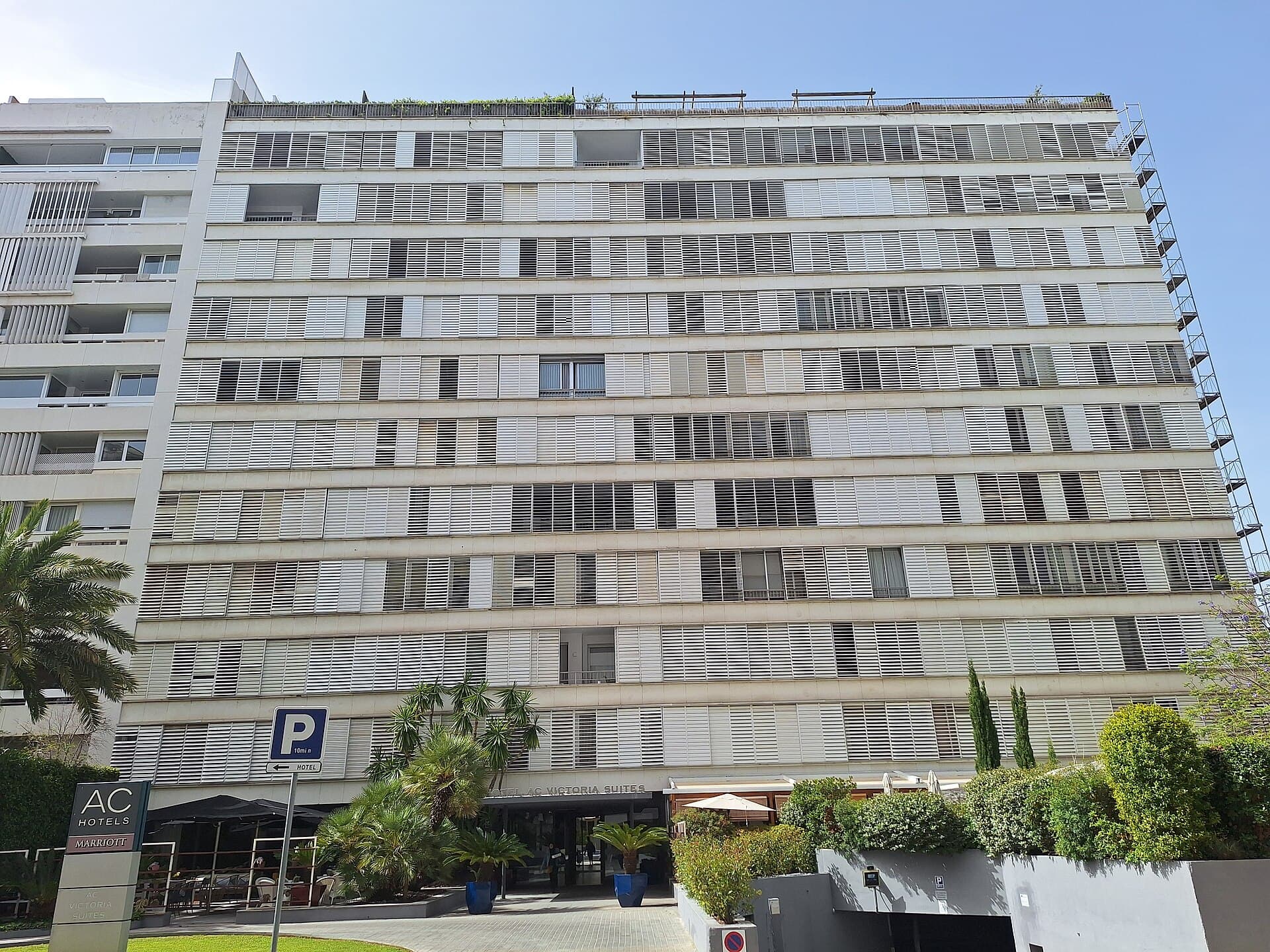 AC Marriott Victoria Suites (via Wikimedia Commons, CC BY-SA 3.0)