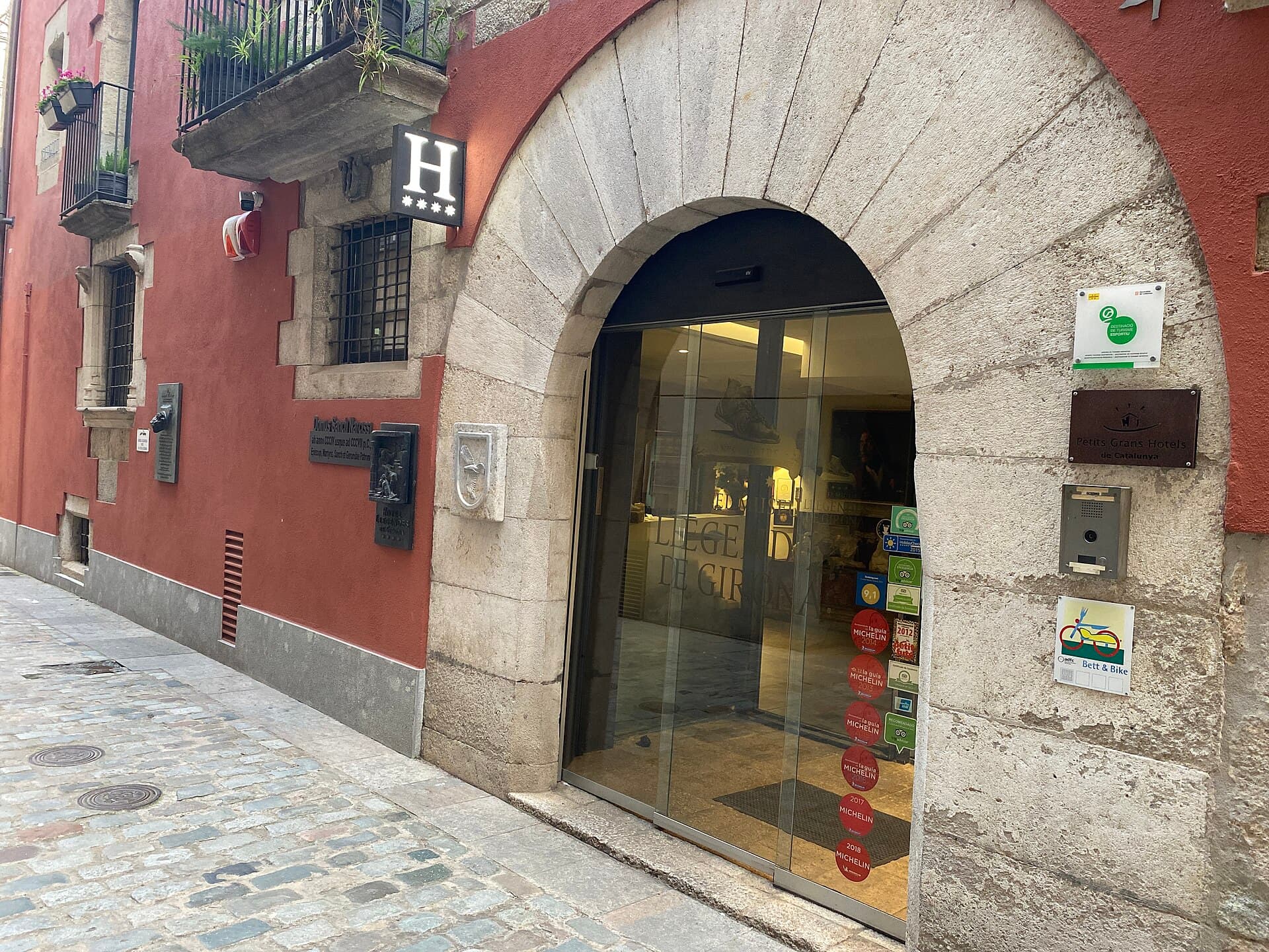 Hotel Museu Llegendes de Girona (via Wikimedia Commons, CC BY-SA 3.0)