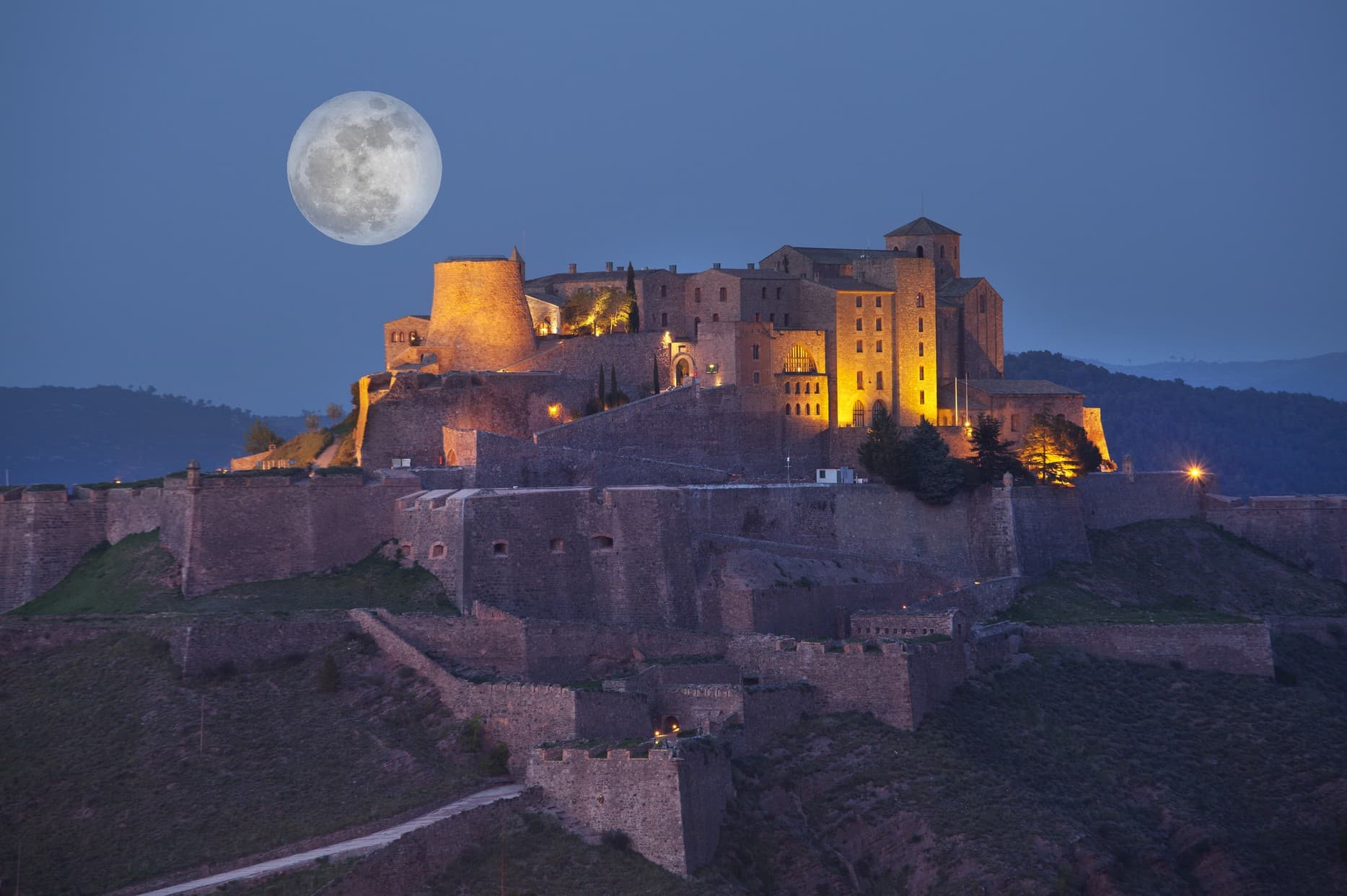Parador de Cardona (via Wikimedia Commons, CC BY-SA 3.0)