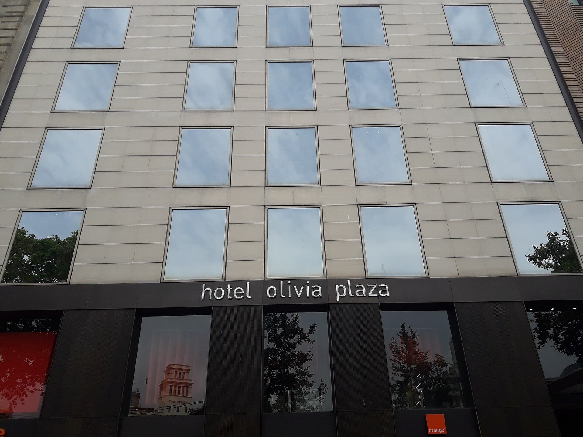 Olivia Plaza Hotel (via Wikimedia Commons, CC BY-SA 3.0)
