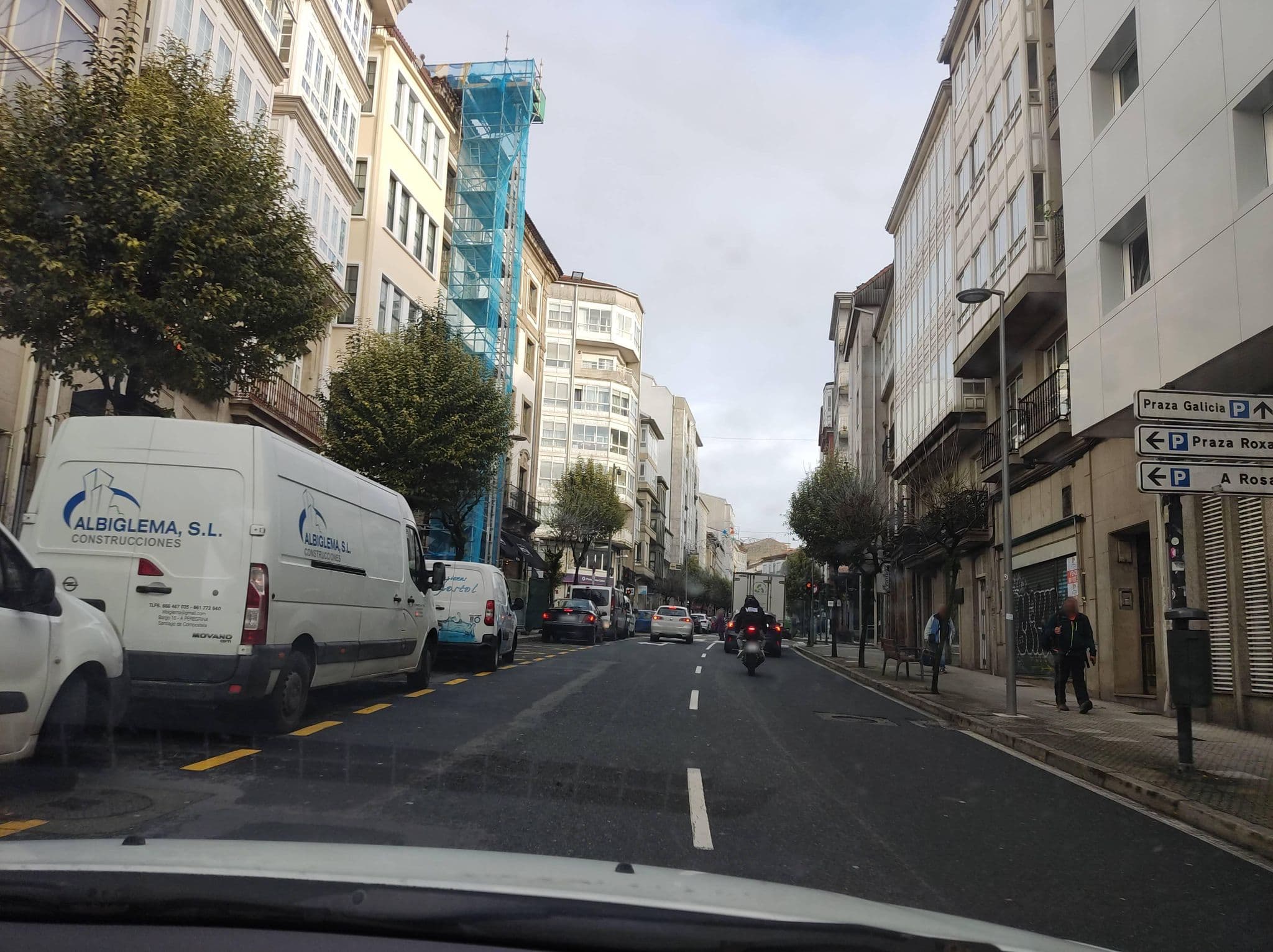 Street view near Hesperia Gelmírez, Santiago de Compostela — © mCalle (CC BY-SA · Mapillary)