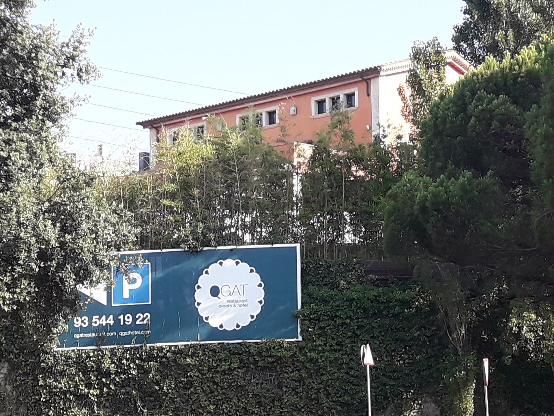 QGAT Suites & Events (via Wikimedia Commons, CC BY-SA 3.0)