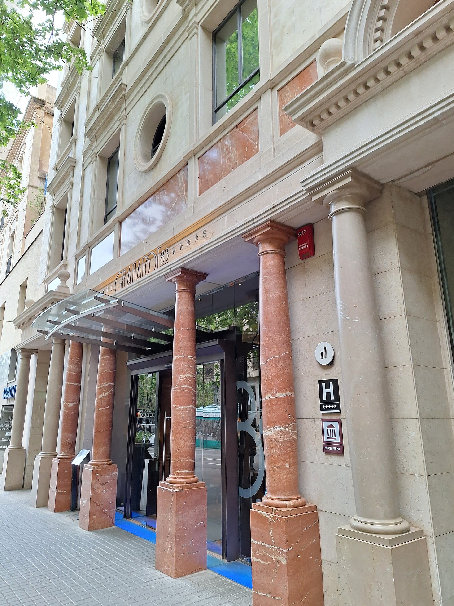 Hotel Granados 83 (via Wikimedia Commons, CC BY-SA 3.0)