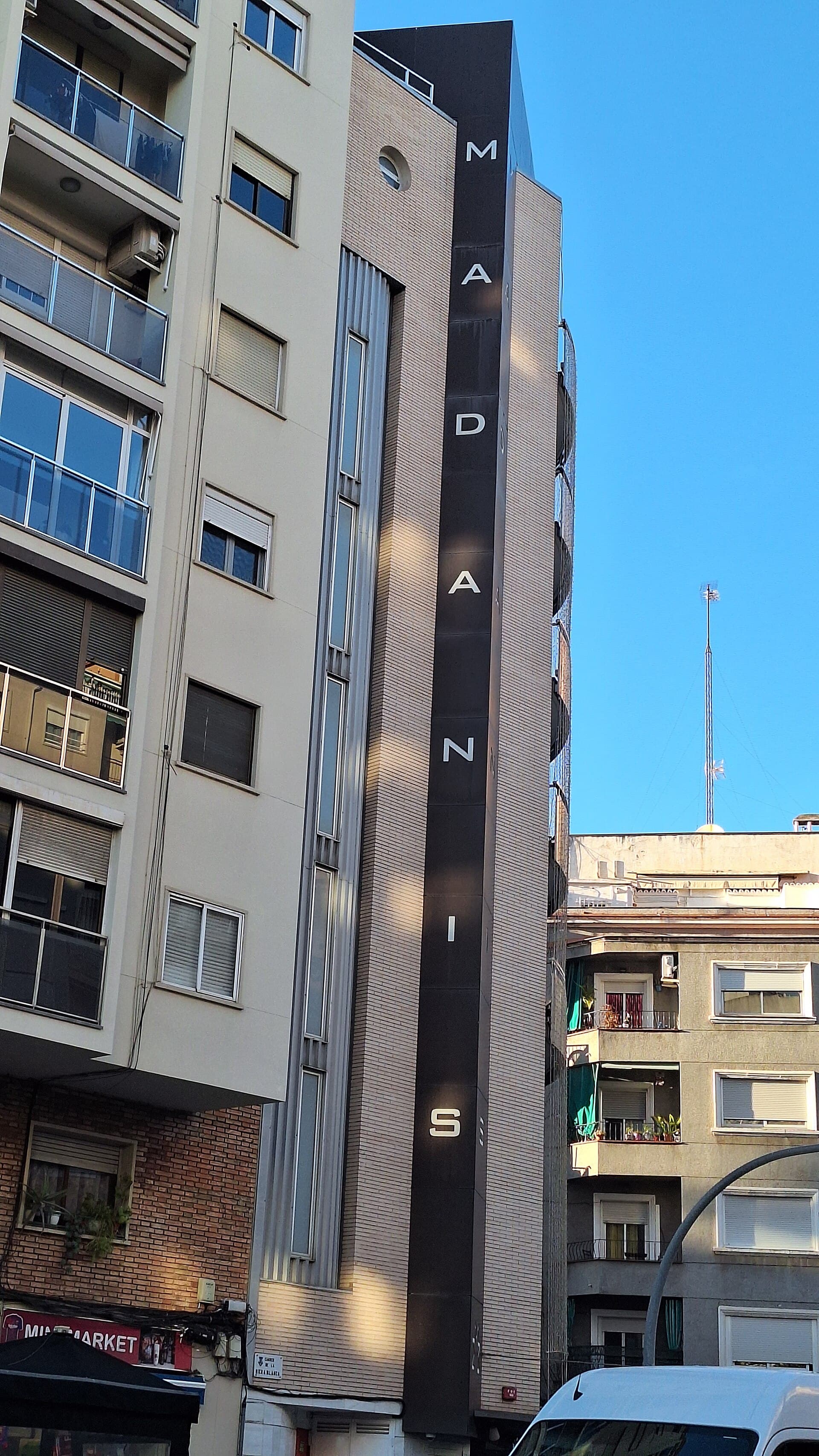 Hotel Madanis (via Wikimedia Commons, CC BY-SA 3.0)