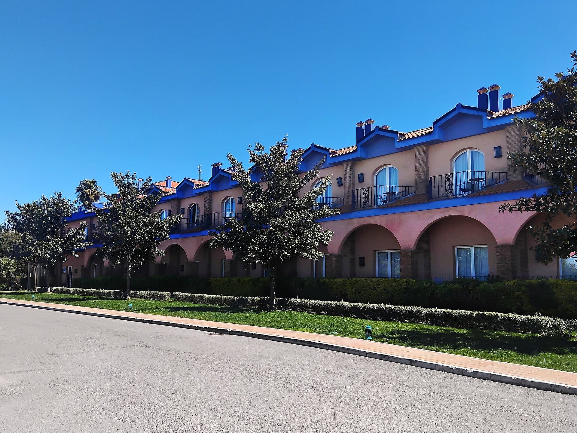 Hotel Fuente de las Piedras (via Wikimedia Commons, CC BY-SA 4.0)