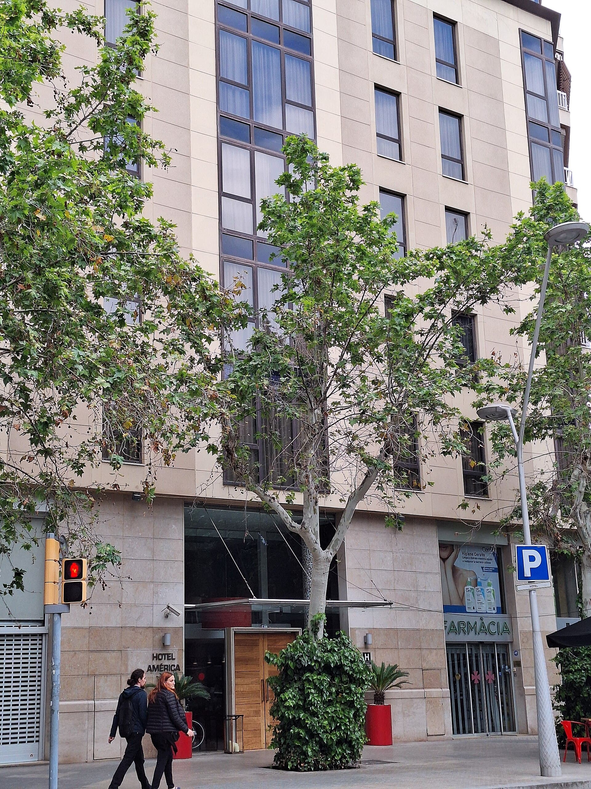 Hotel América Barcelona (via Wikimedia Commons, CC BY-SA 3.0)