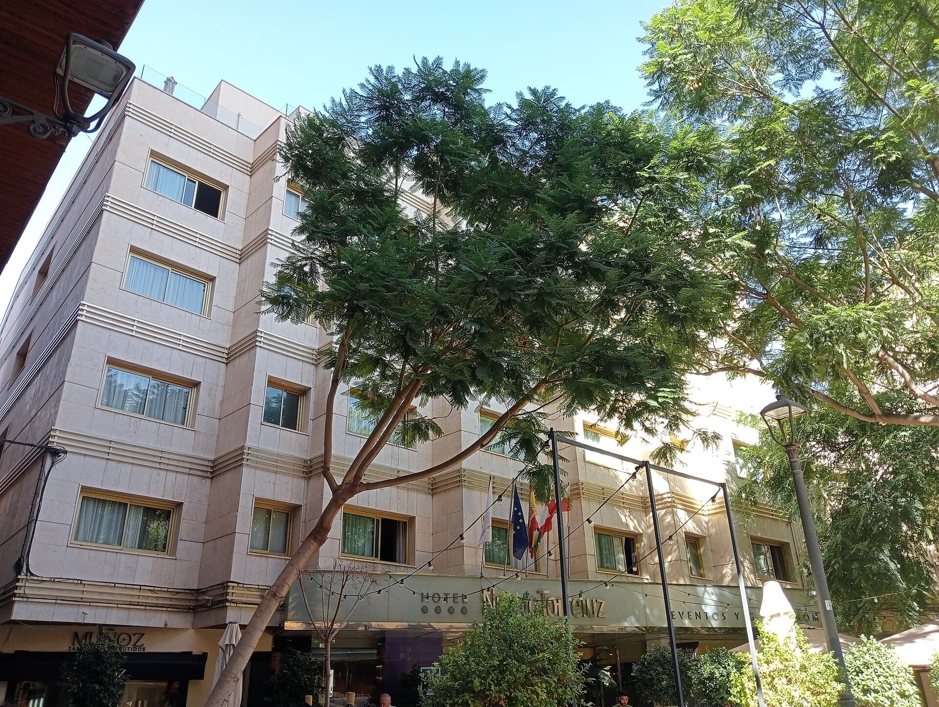 Nuevo Torreluz Hotel (via Wikimedia Commons, CC BY-SA 4.0)