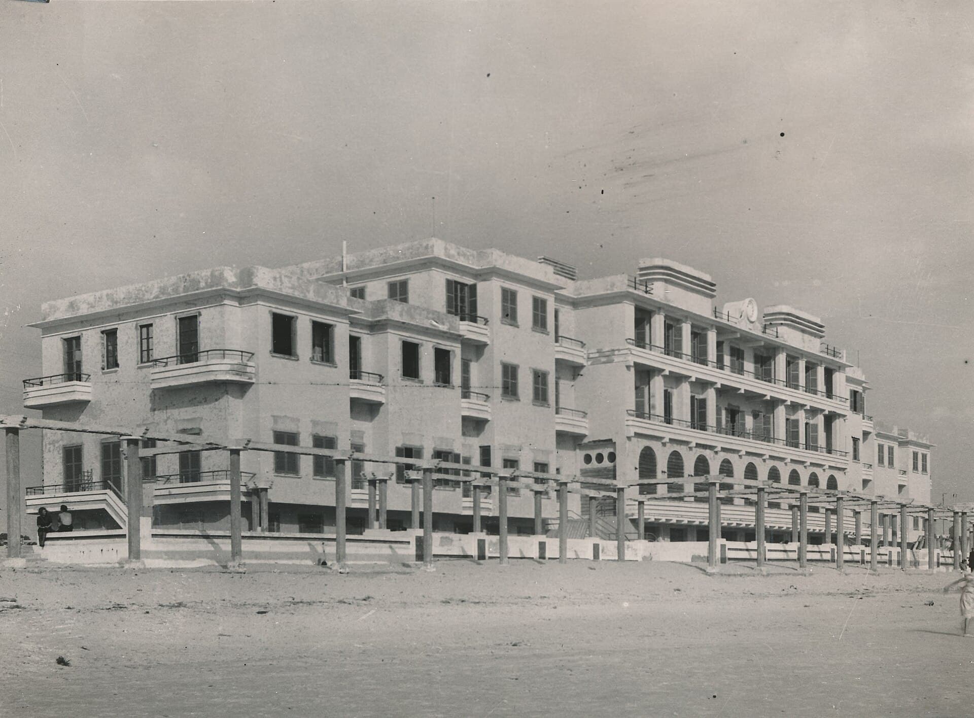 Hotel Playa Victoria (via Wikimedia Commons, CC BY-SA 2.0)