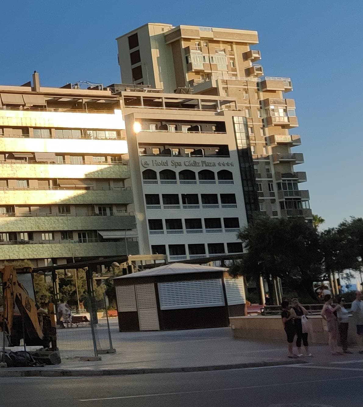 Hotel Spa Cádiz Plaza (via Wikimedia Commons, CC BY-SA 4.0)