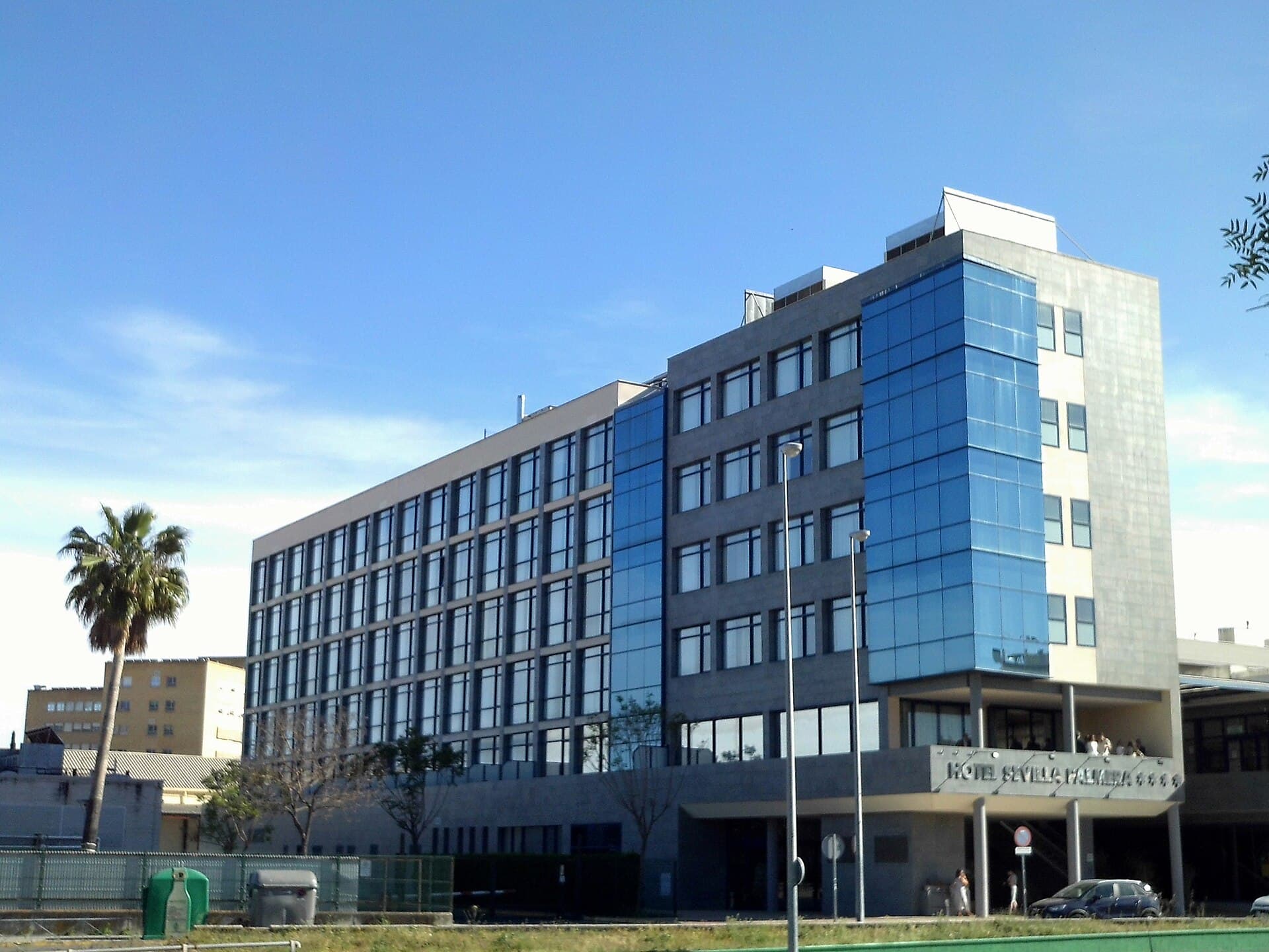Hotel Sevilla Palmera (via Wikimedia Commons, CC BY-SA 4.0)