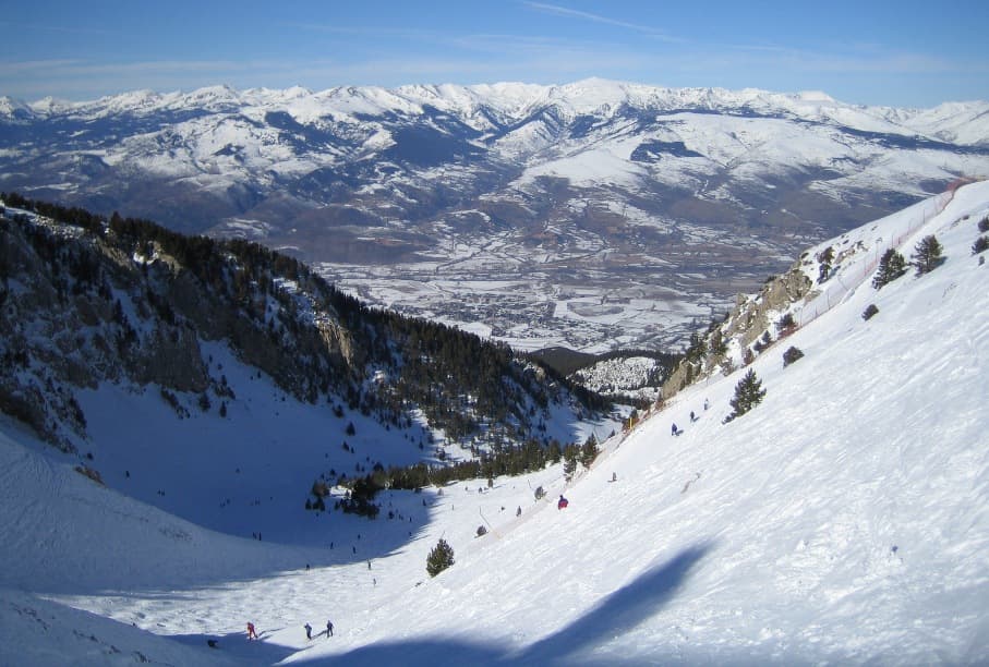 Alp Hotel Masella (via Wikimedia Commons, CC BY-SA 3.0)