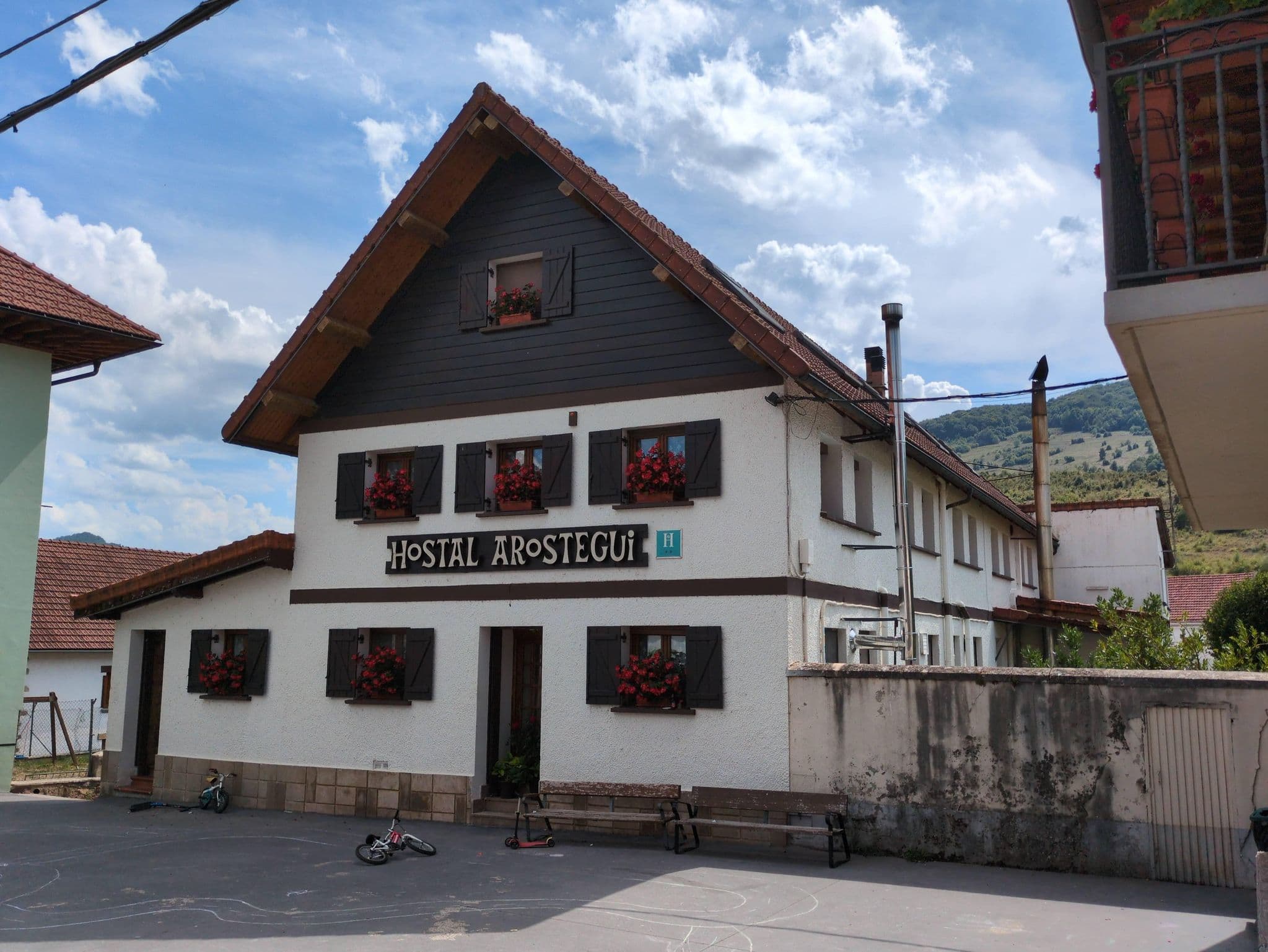 Street view near Hostal Arostegui, Aoiz — © erlenmeyer (CC BY-SA · Mapillary)