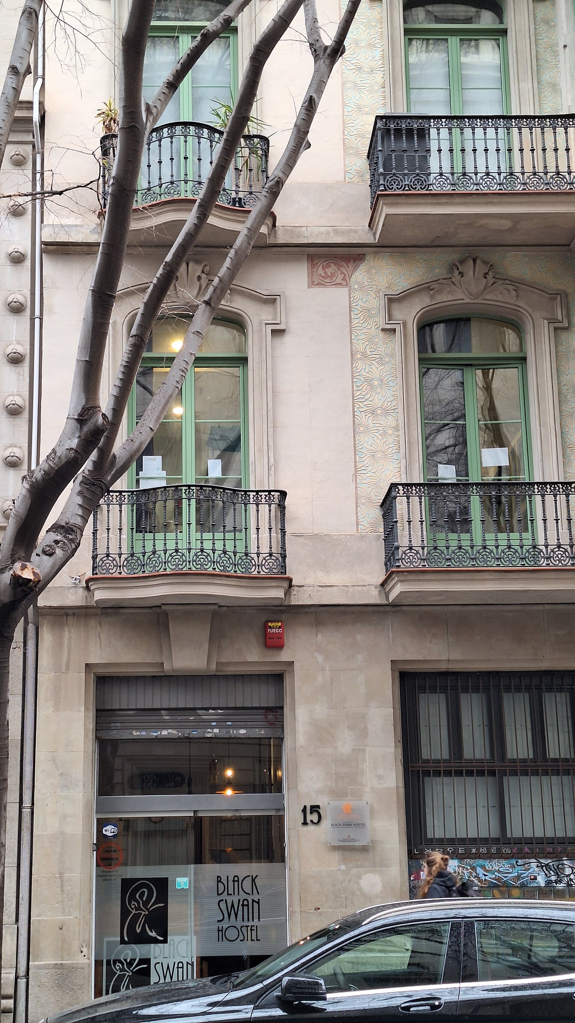 Black Swan Hostel (via Wikimedia Commons, CC BY-SA 3.0)