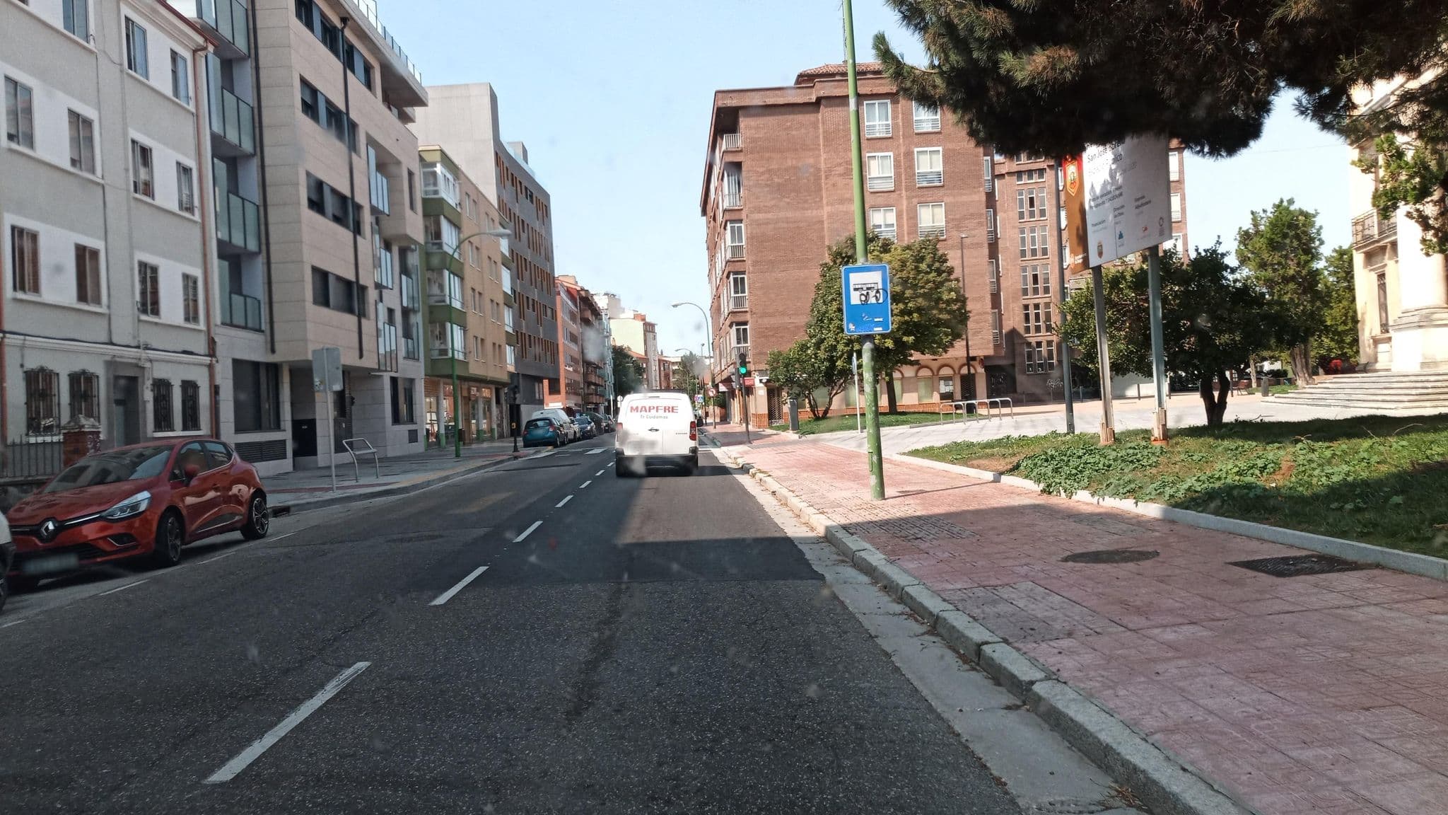 Street view near Albergue Casa de Peregrinos de Emaús, Burgos — © leteristo (CC BY-SA · Mapillary)