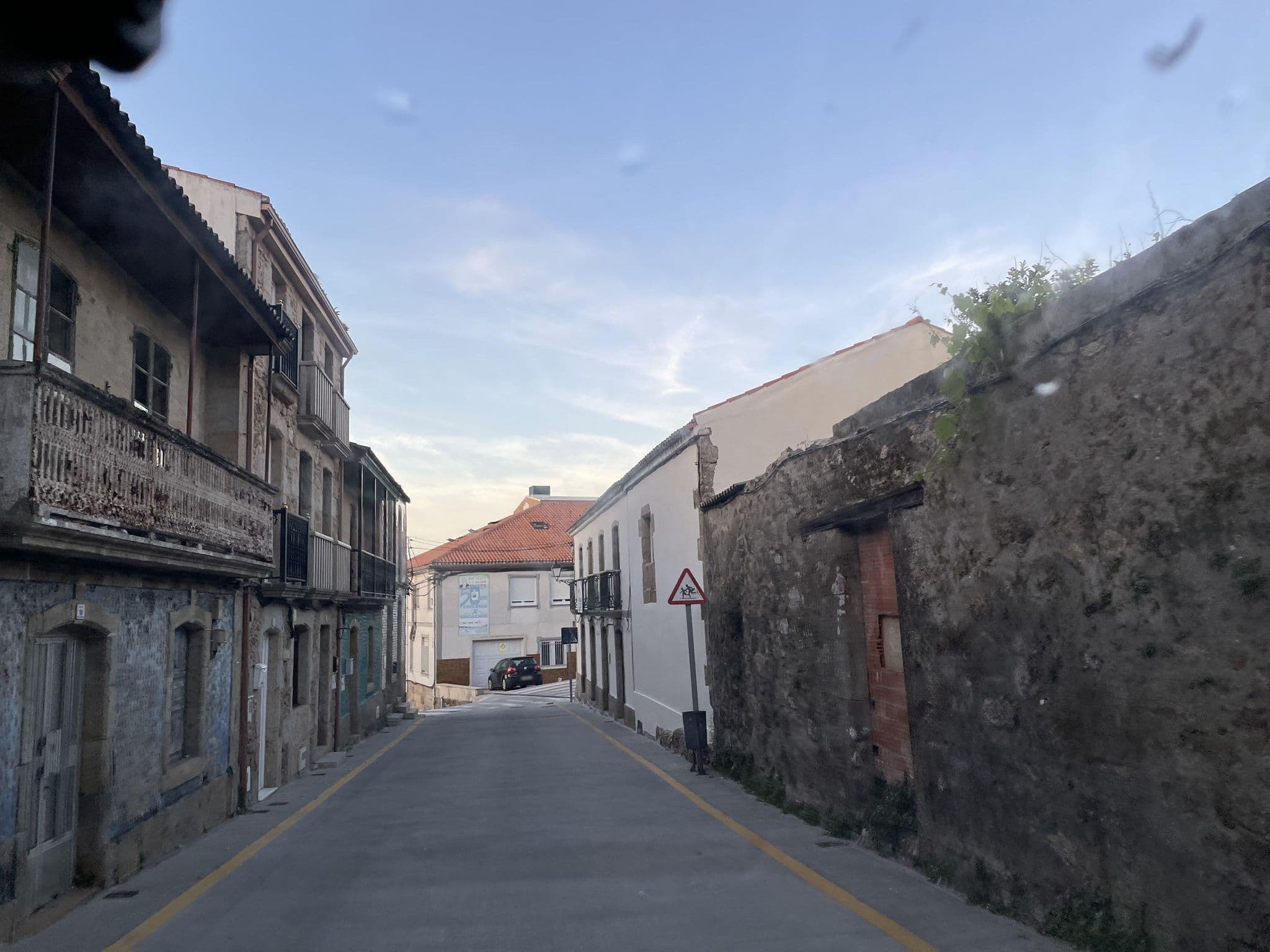 Street view near Albergue Finistellae, Fisterra — © seraq (CC BY-SA · Mapillary)