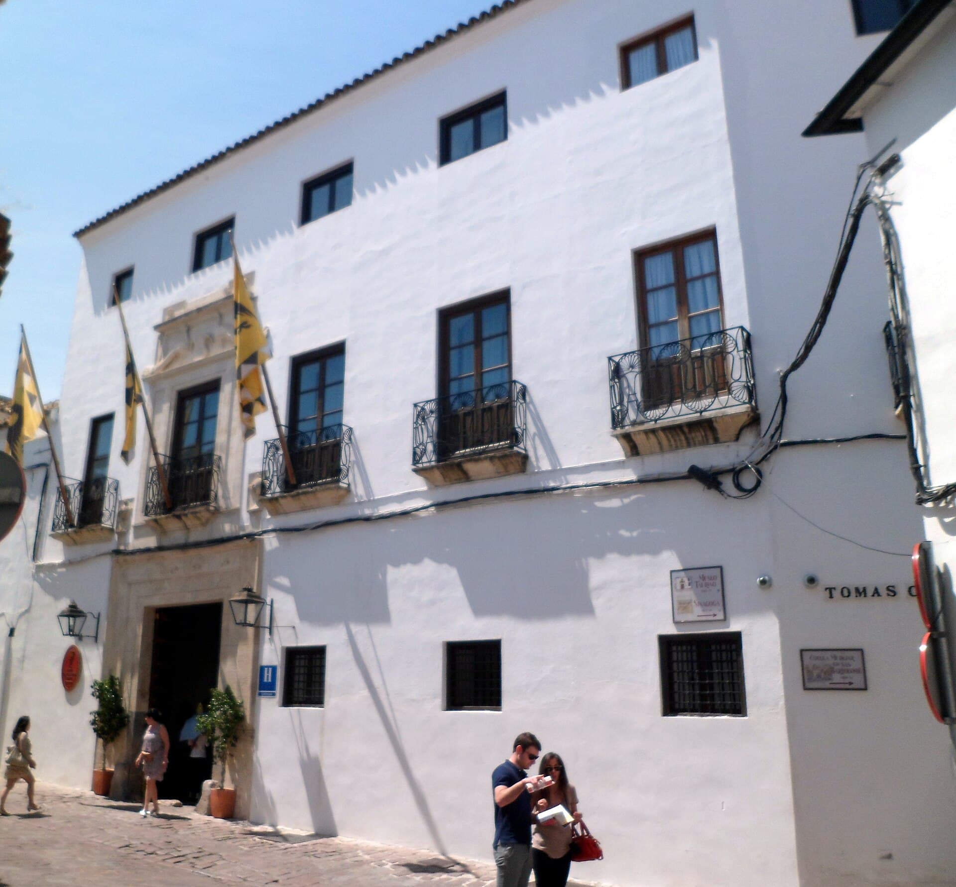 Las Casas de la Juderia (via Wikimedia Commons, CC BY-SA 3.0)