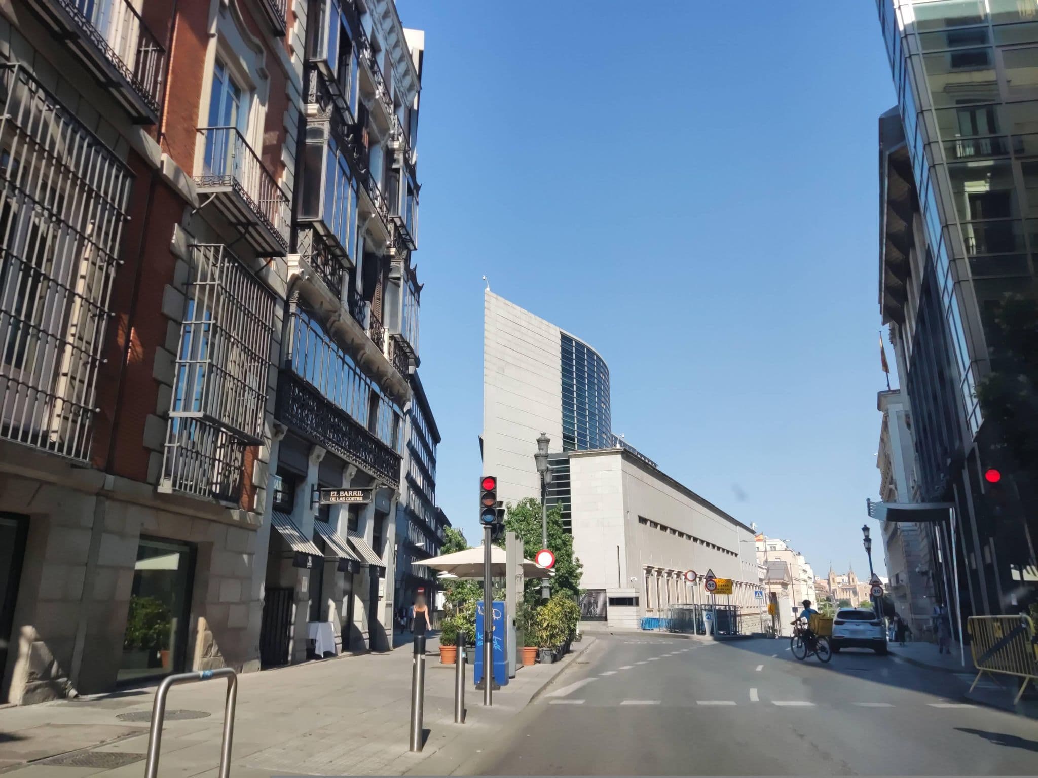 Street view near Hostal Victoria III, Las Cortes — © polkillas (CC BY-SA · Mapillary)