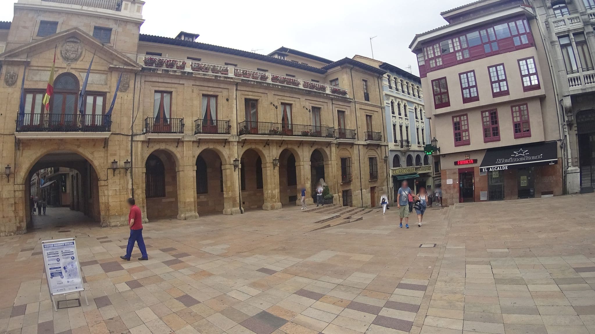 Street view near Green Hostel, Oviedo — © robertogeb (CC BY-SA · Mapillary)