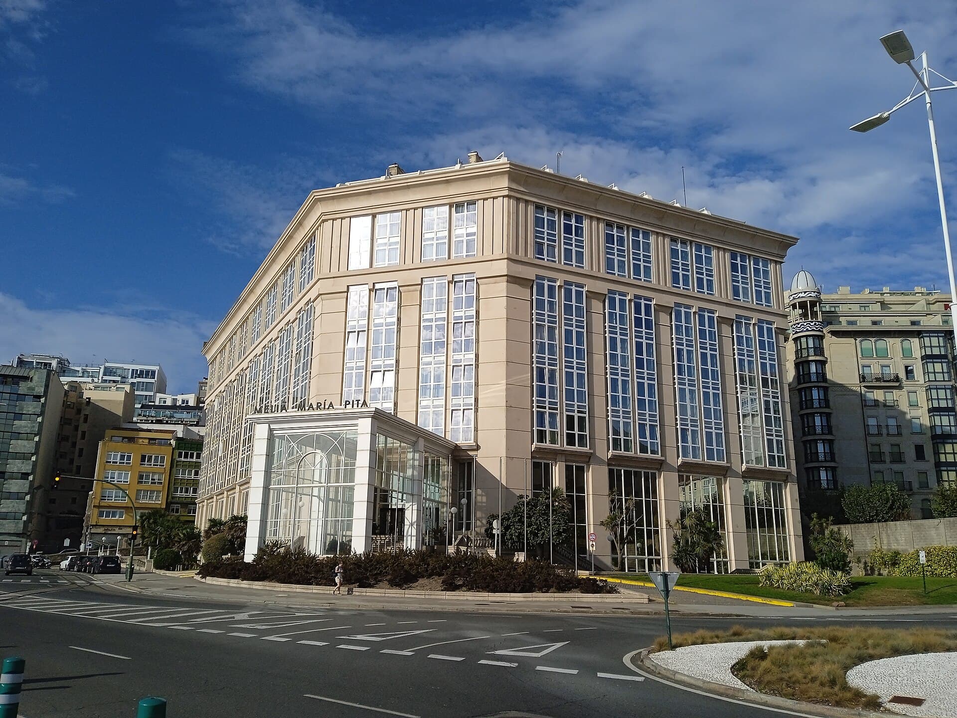 Meliá María Pita (via Wikimedia Commons, CC BY-SA 3.0)