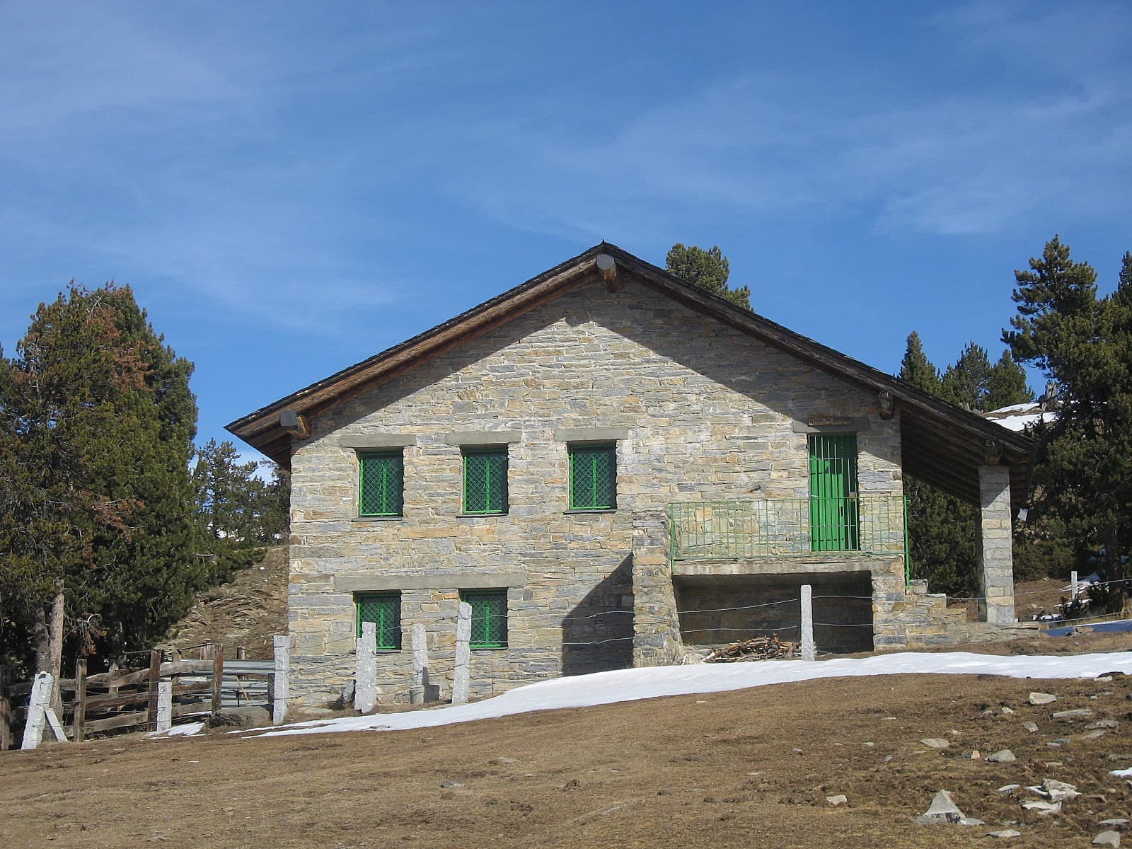Refugi forestal del Coll de Midós (via Wikimedia Commons, CC BY-SA 3.0)