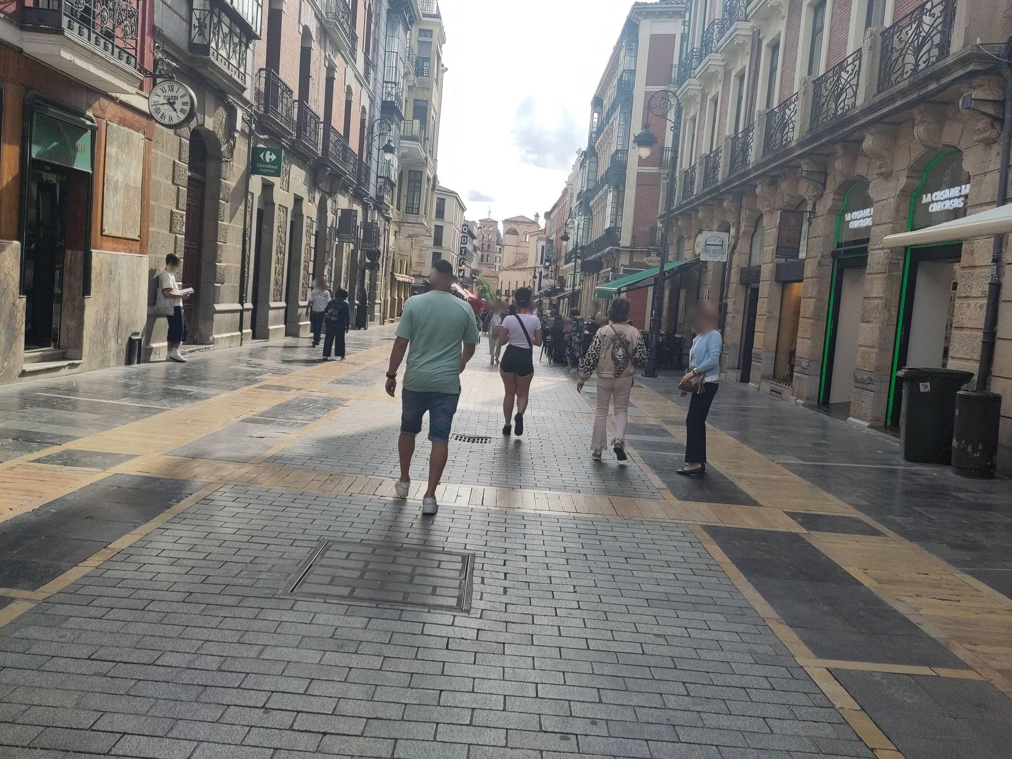 Street view near Albergue LeonHostel, León — © marcuscalabresus (CC BY-SA · Mapillary)
