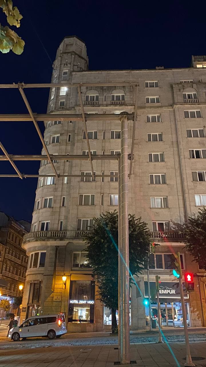 Hotel Zenit Vigo (via Wikimedia Commons, CC BY-SA 4.0)