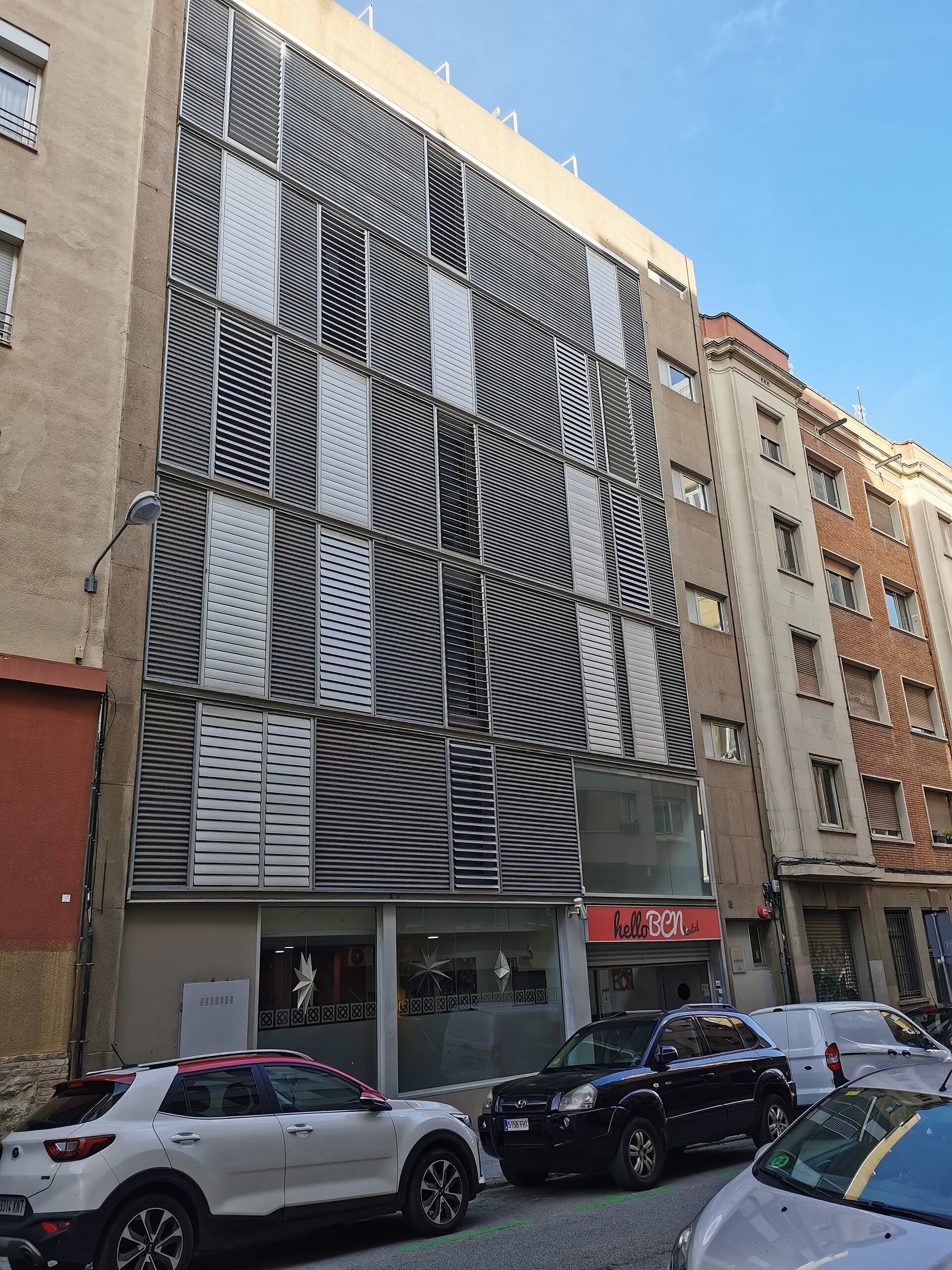 HelloBCN Hostel (via Wikimedia Commons, CC BY-SA 3.0)