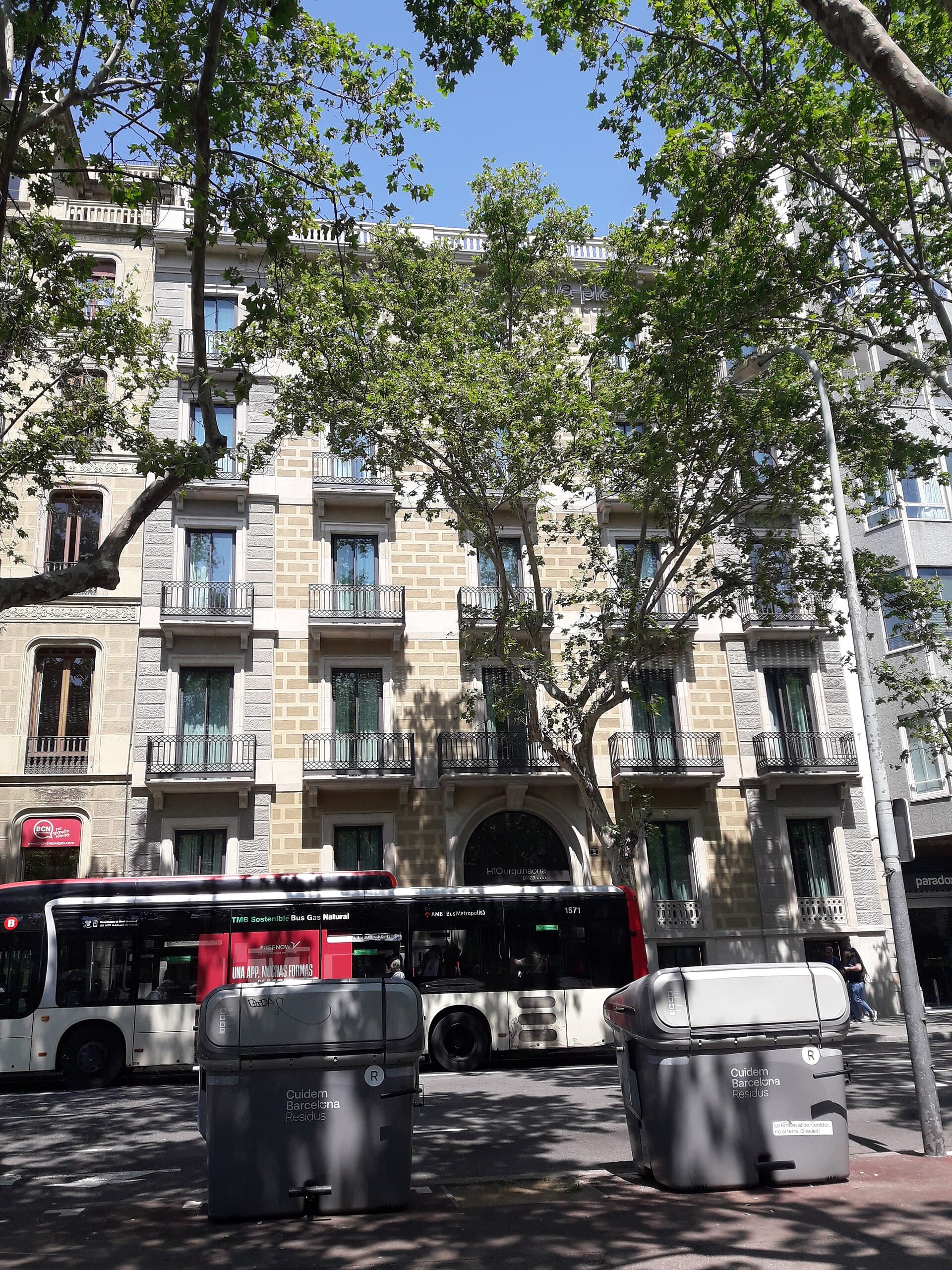 H10 Urquinaona Plaza (via Wikimedia Commons, CC BY-SA 3.0)
