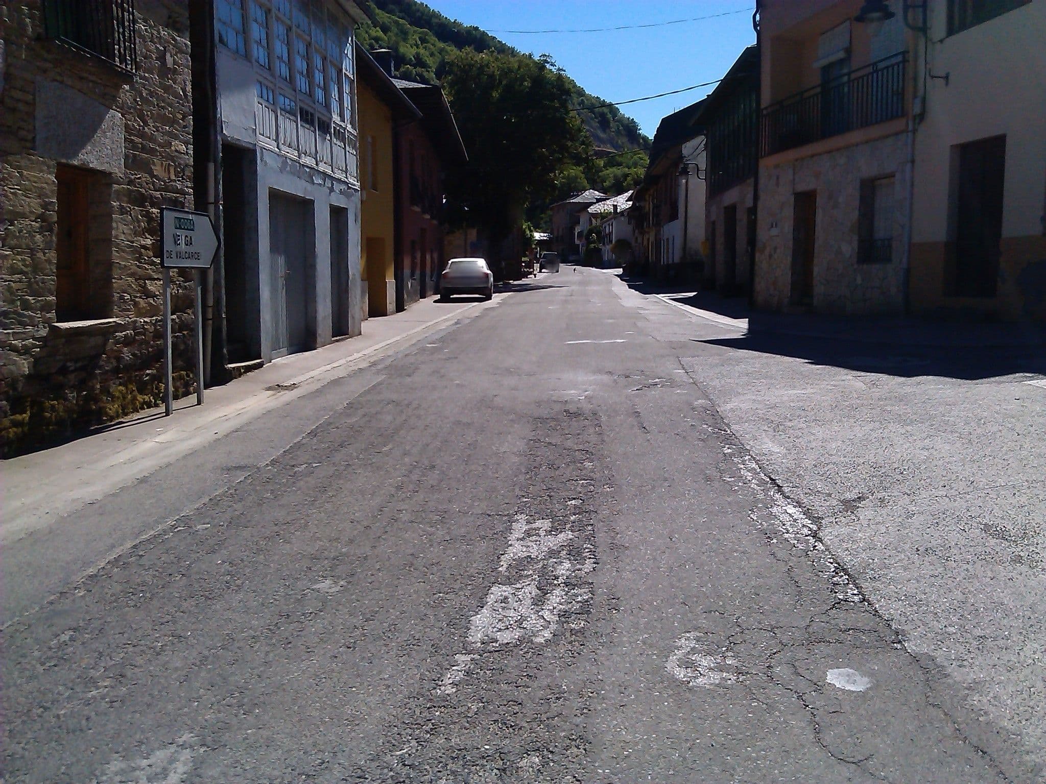 Street view near Albergue Casa del Pescador, Villafranca del Bierzo — © changchun1 (CC BY-SA · Mapillary)