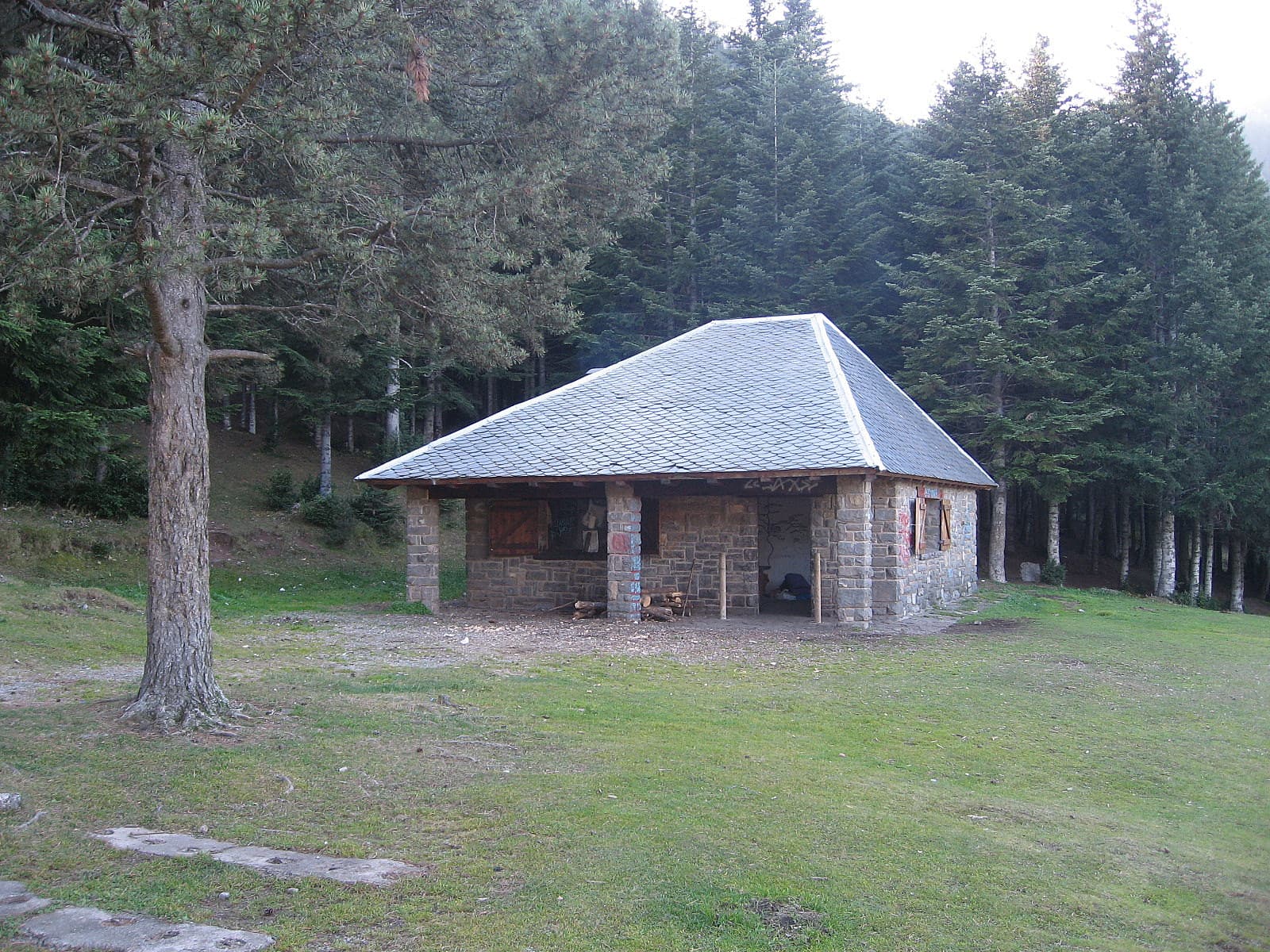 Refugi Pla de Prats (via Wikimedia Commons, CC BY-SA 3.0)