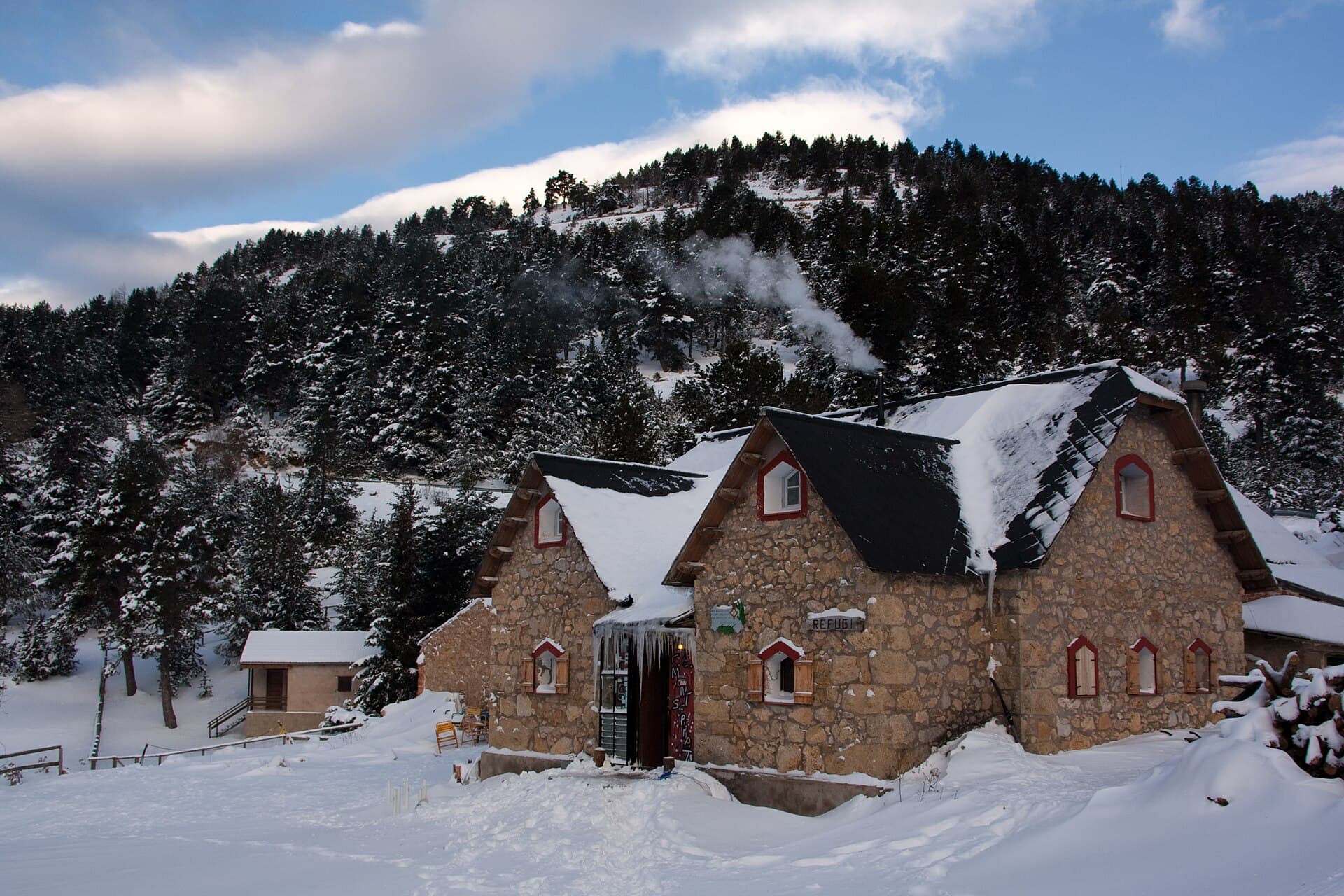 Xalet Refugi Rasos de Peguera (via Wikimedia Commons, Public domain)