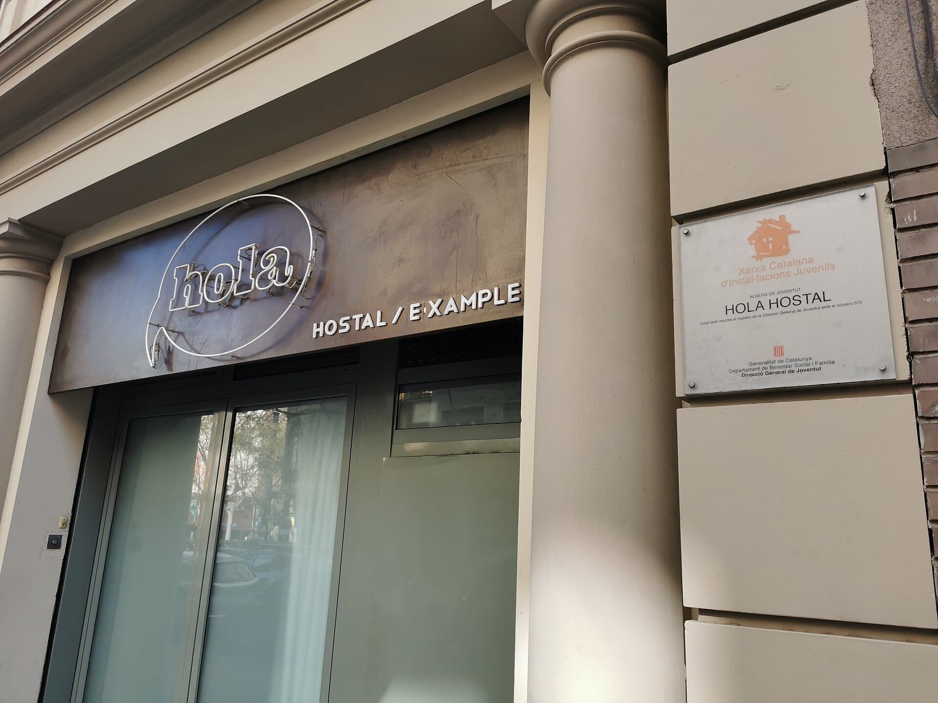 Hola Hostal Eixample (via Wikimedia Commons, CC BY-SA 3.0)