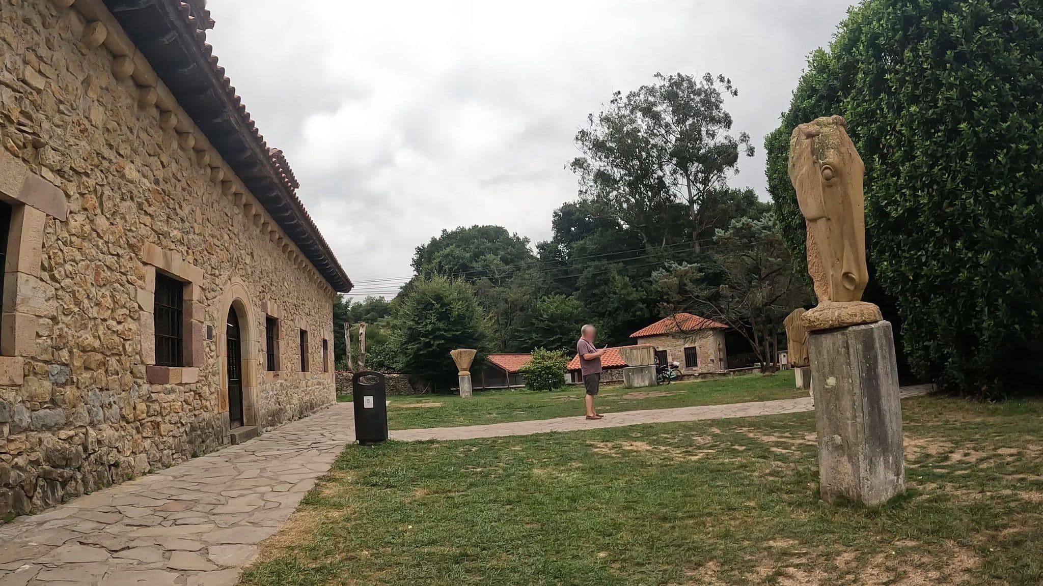 Street view near Albergue de Peregrinos Jesús Otero, Santillana — © vinisa (CC BY-SA · Mapillary)