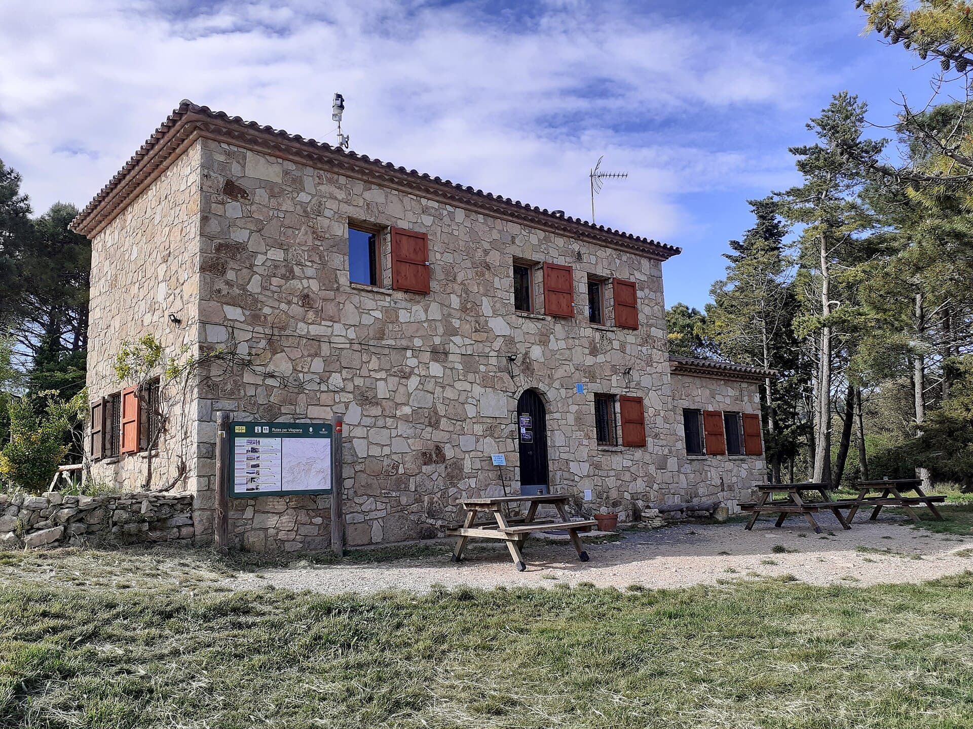 Refugi de la Mussara (via Wikimedia Commons, CC BY-SA 4.0)
