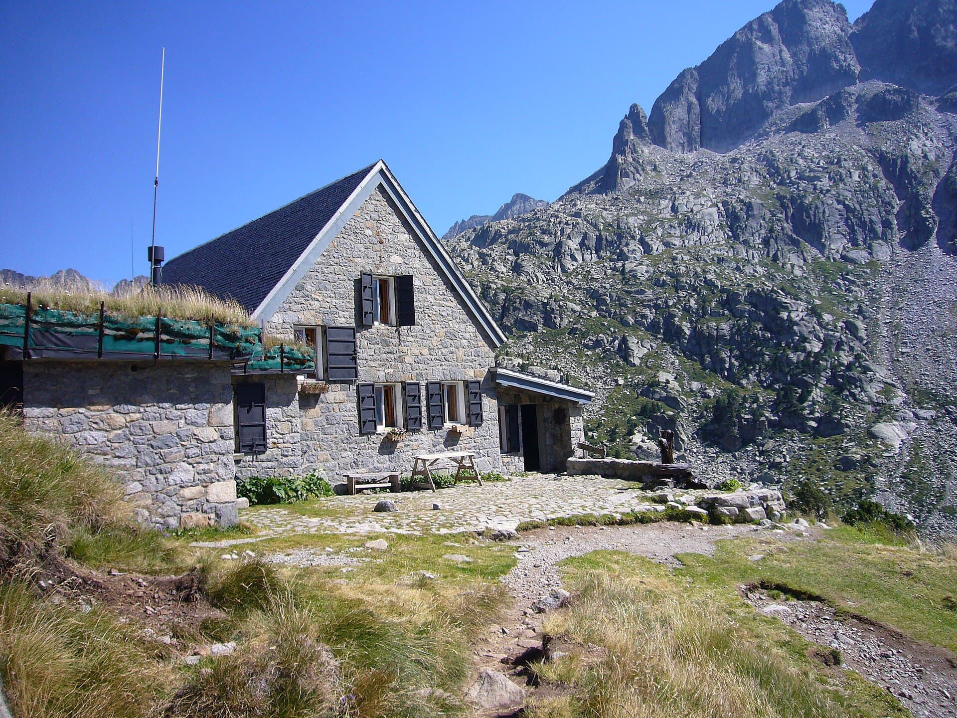 Refugi Ventosa i Calvell (via Wikimedia Commons, CC BY-SA 3.0)