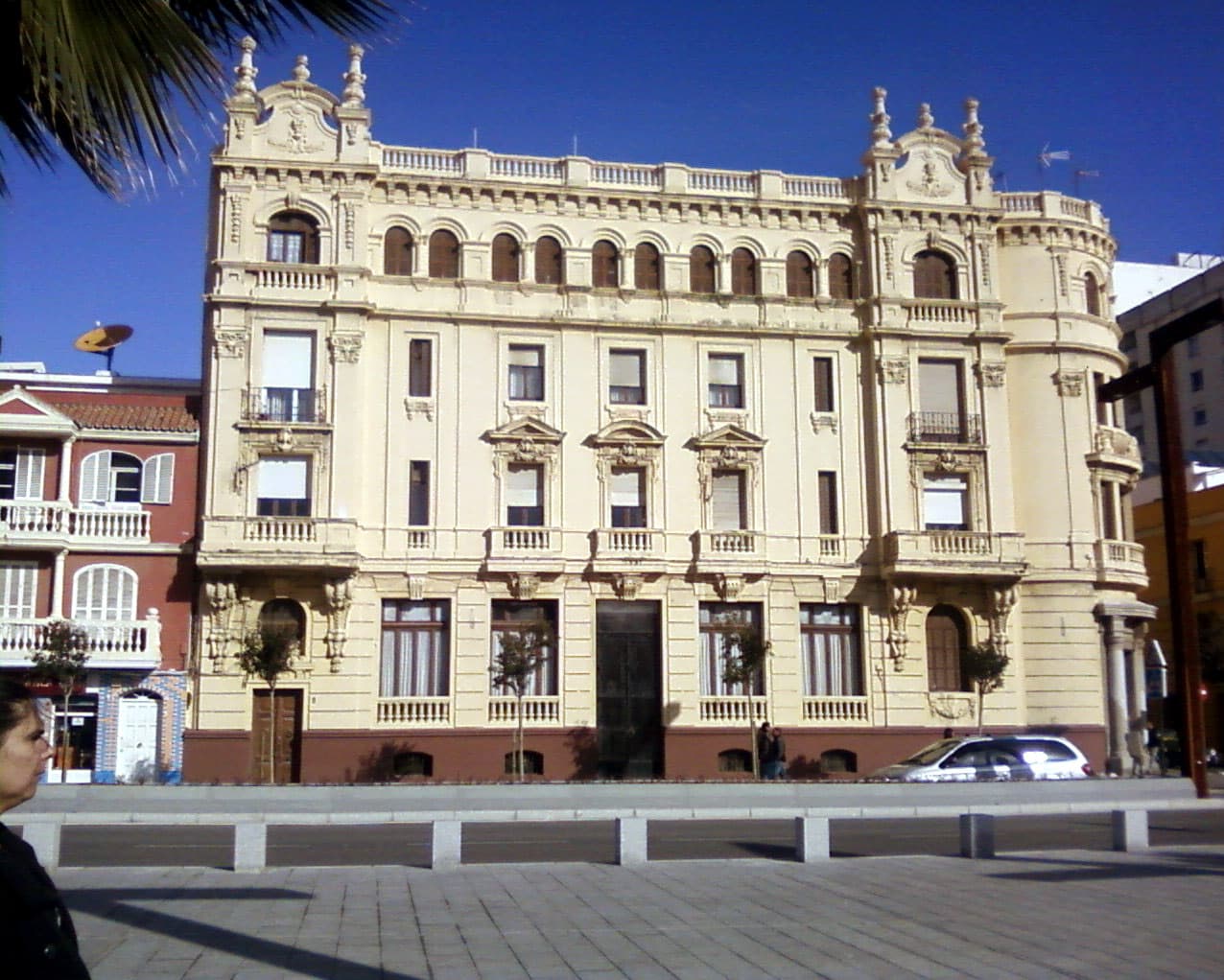 Antiguo Hotel Sevilla (via Wikimedia Commons, CC BY-SA 4.0)