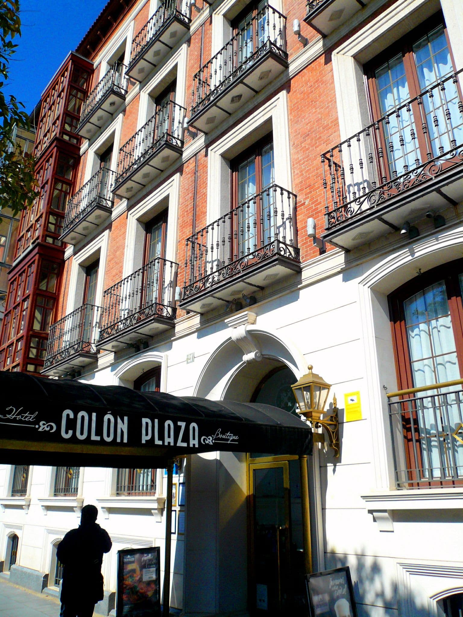 Hotel Colón Plaza (via Wikimedia Commons, CC0)