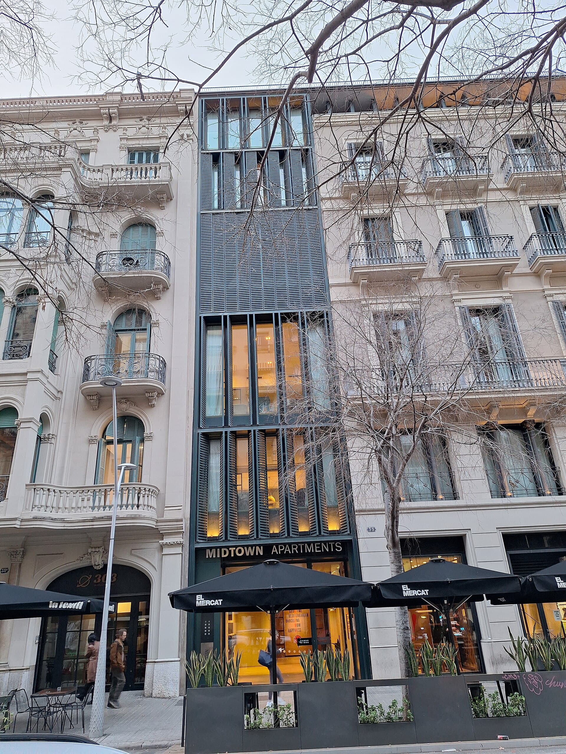 Midtown Apartments (via Wikimedia Commons, CC BY-SA 3.0)