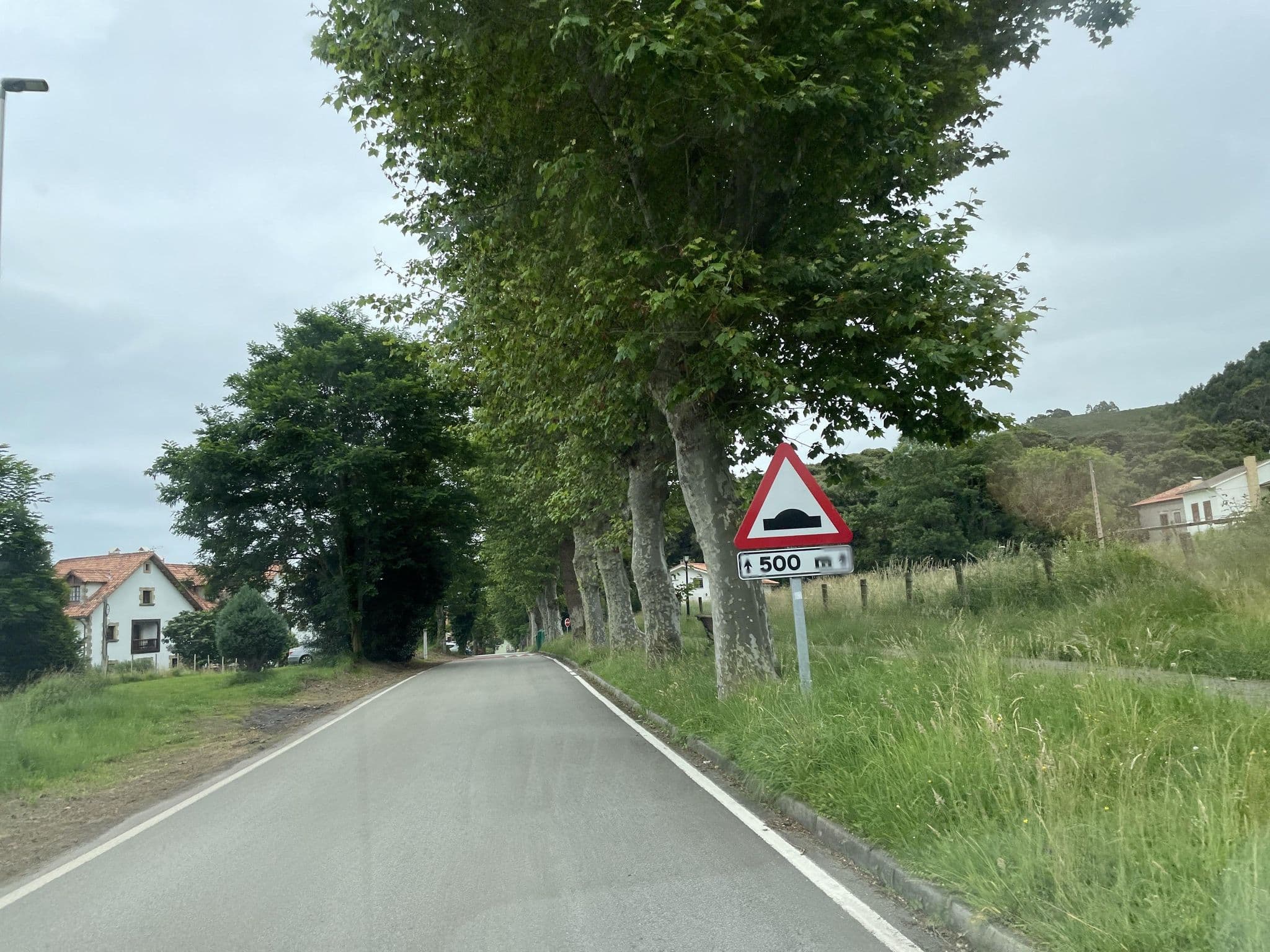 Street view near Hospedaje La Espina, San Vicente de la Barquera — © seraq (CC BY-SA · Mapillary)