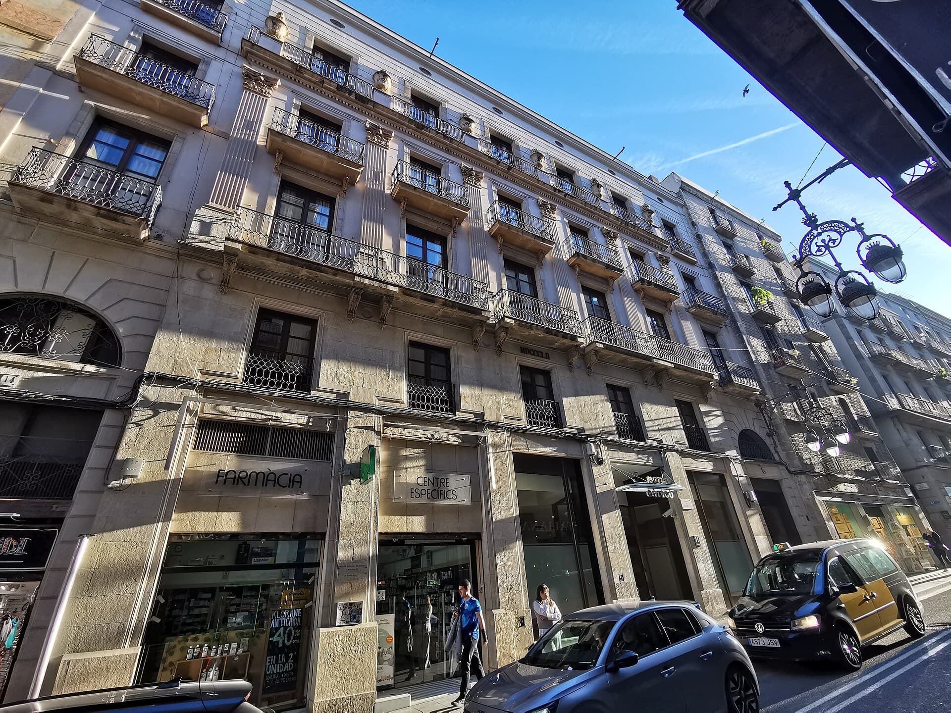 Hotel Gótico (via Wikimedia Commons, CC BY-SA 3.0)